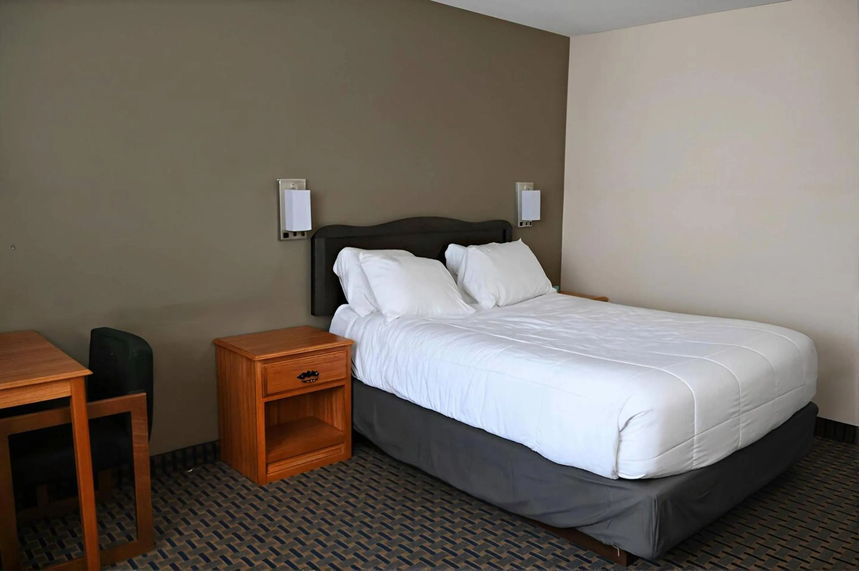 Bedroom, Bed in Rodeway Inn Hibbing
