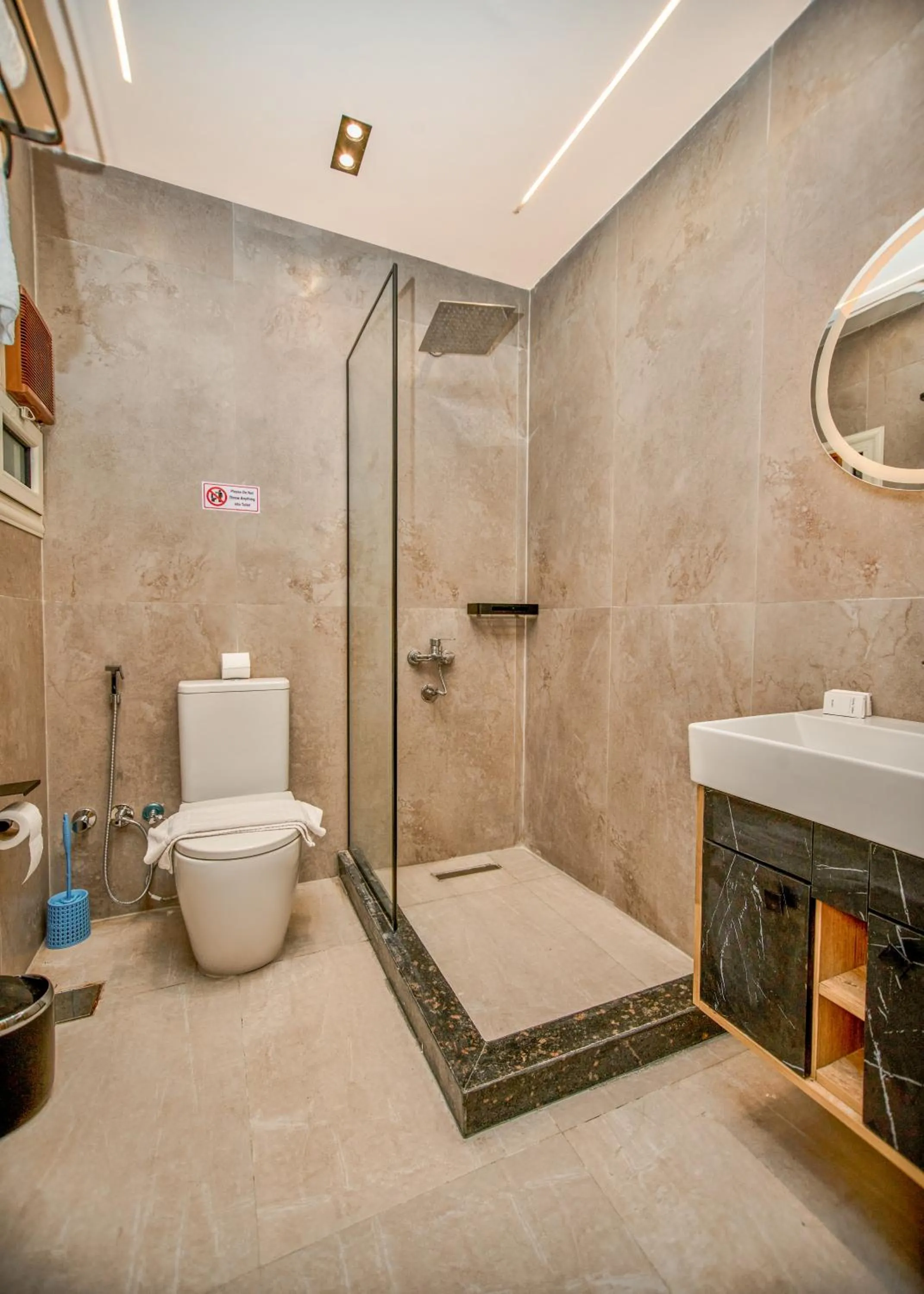 Shower in Pyramids Height Hotel & Pyramids Master Scene Rooftop