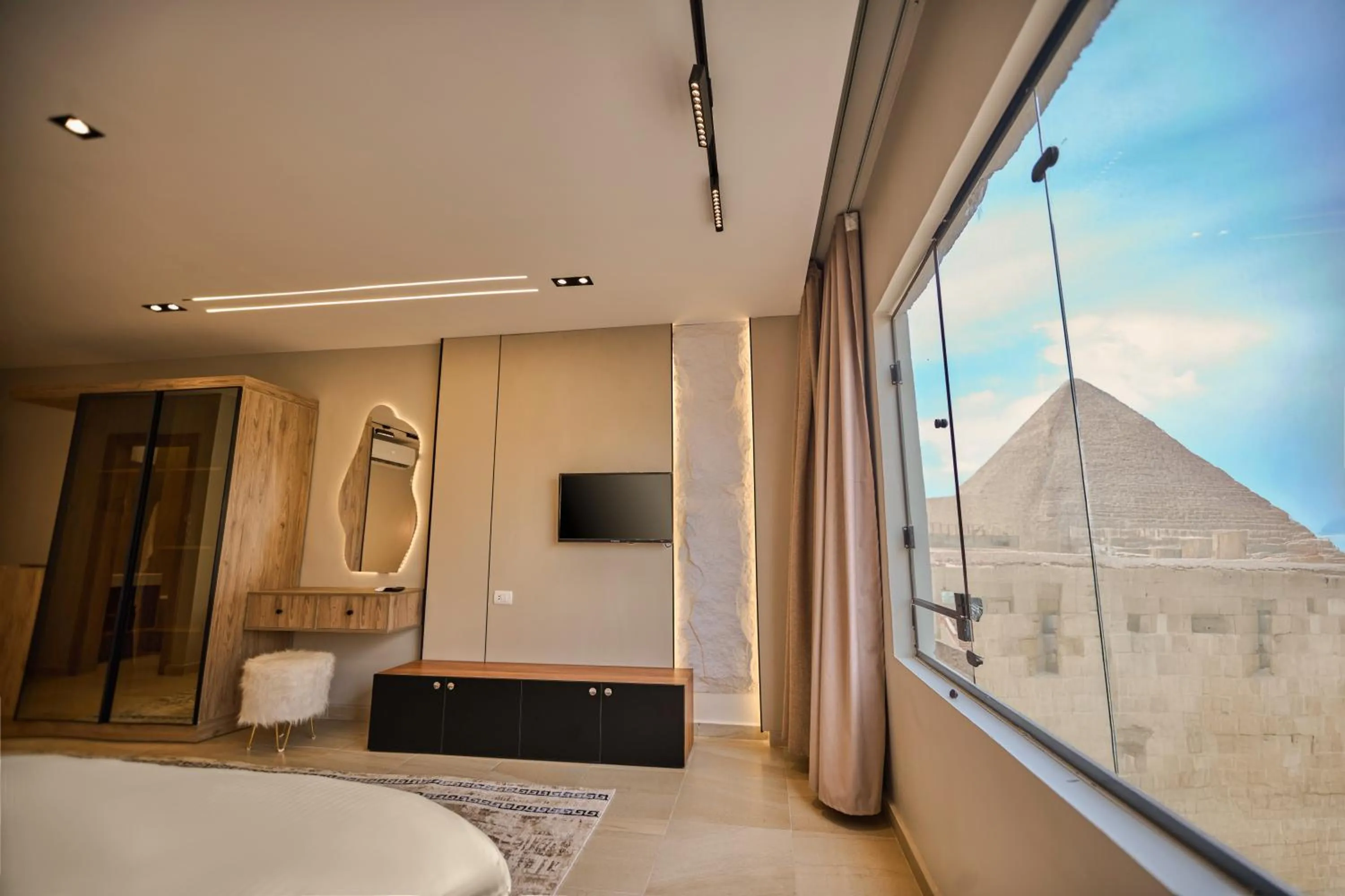 TV and multimedia in Pyramids Height Hotel & Pyramids Master Scene Rooftop