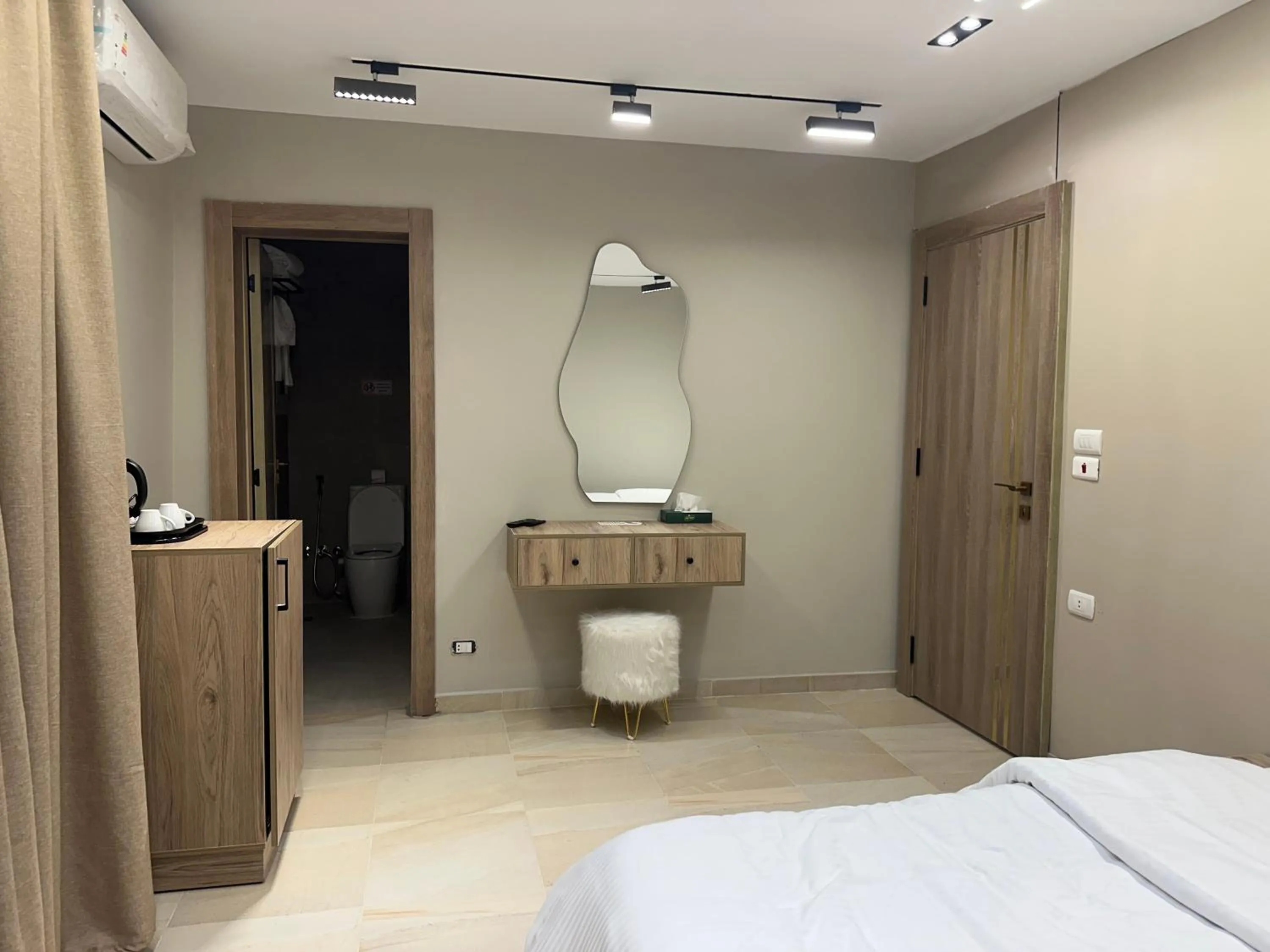 Toilet, Bed in Pyramids Height Hotel & Pyramids Master Scene Rooftop