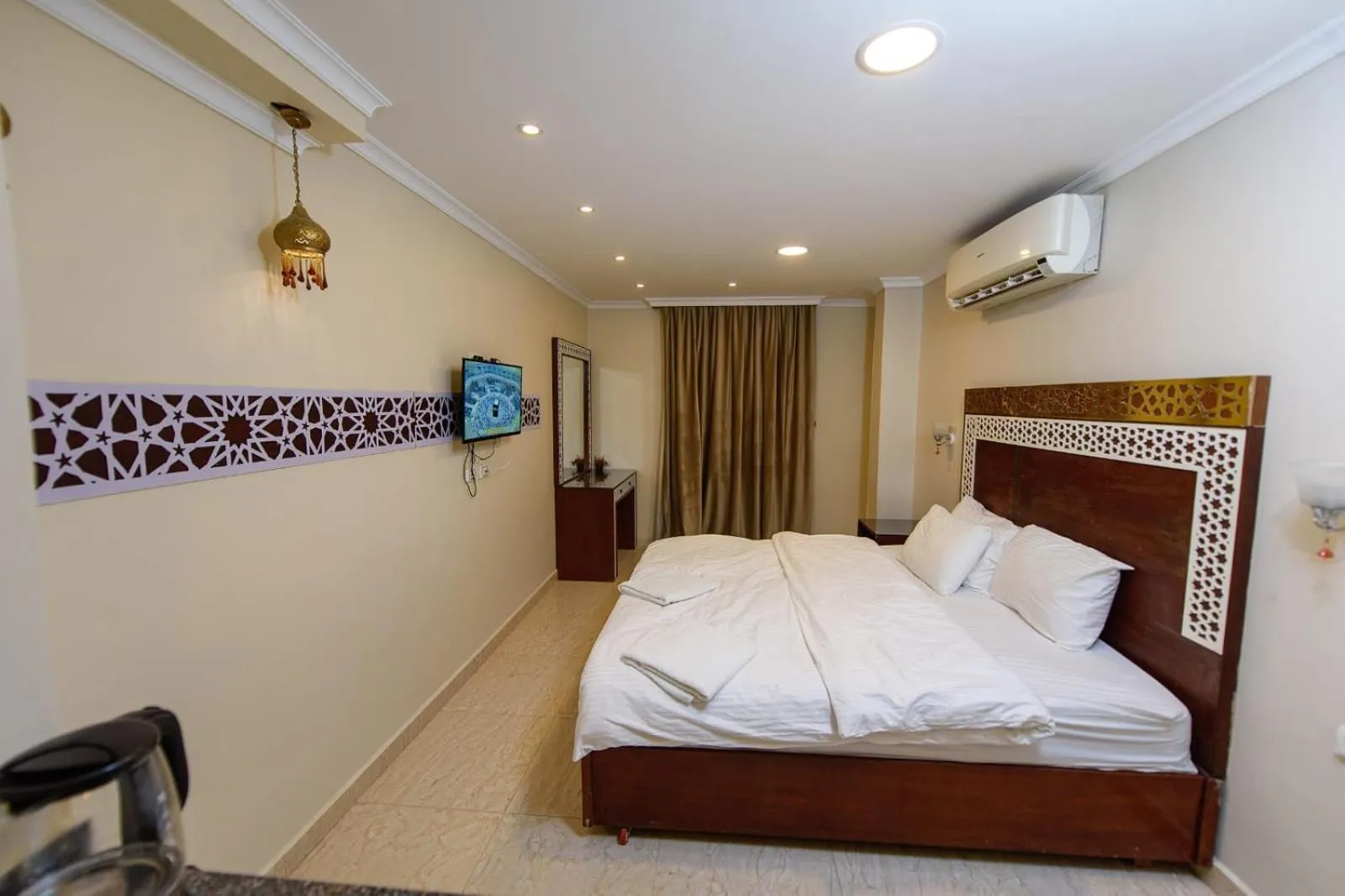 Bedroom, Bed in Pyramids Height Hotel & Pyramids Master Scene Rooftop