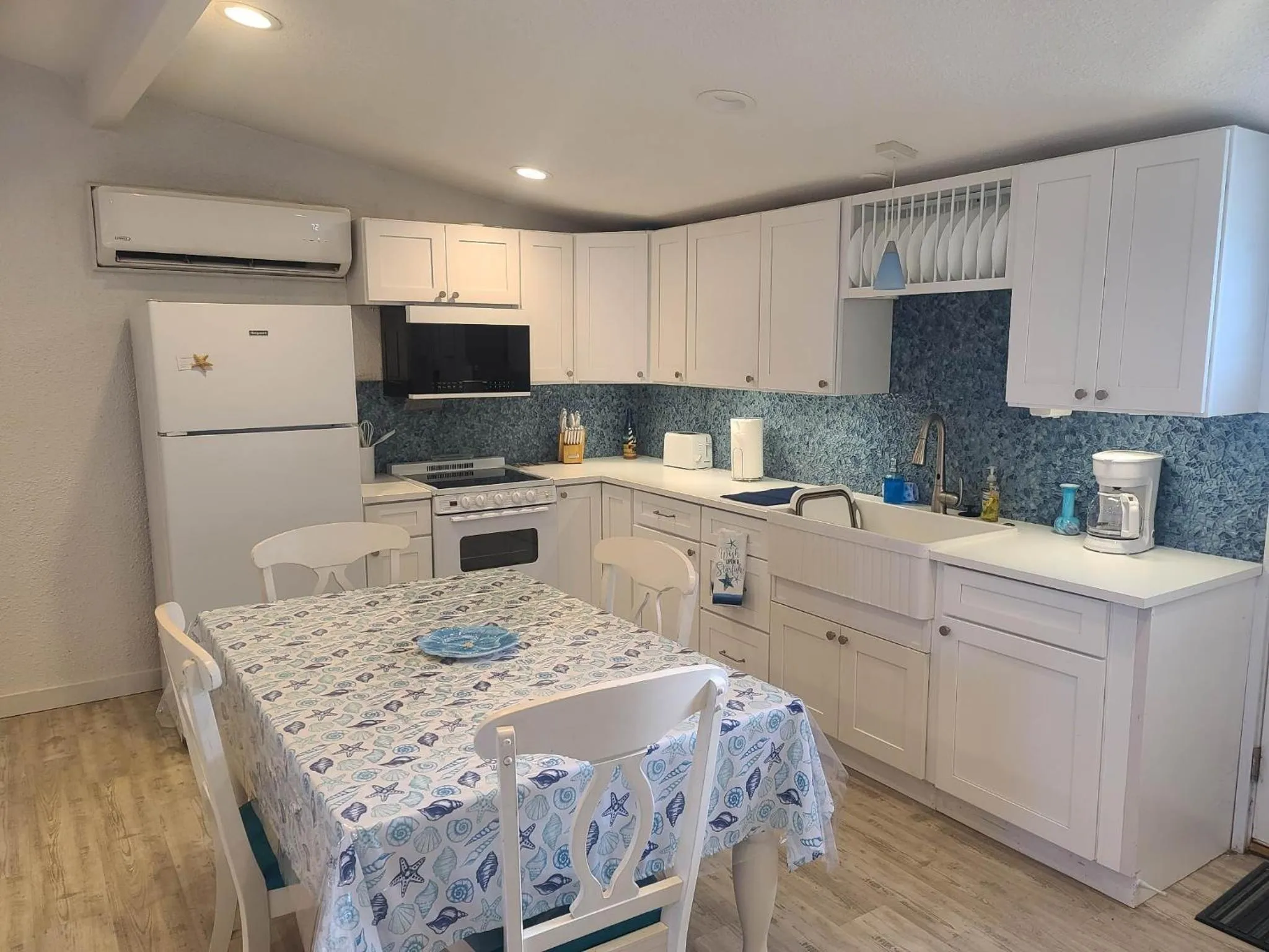 Kitchen or kitchenette in Coastal Cottage Bay House