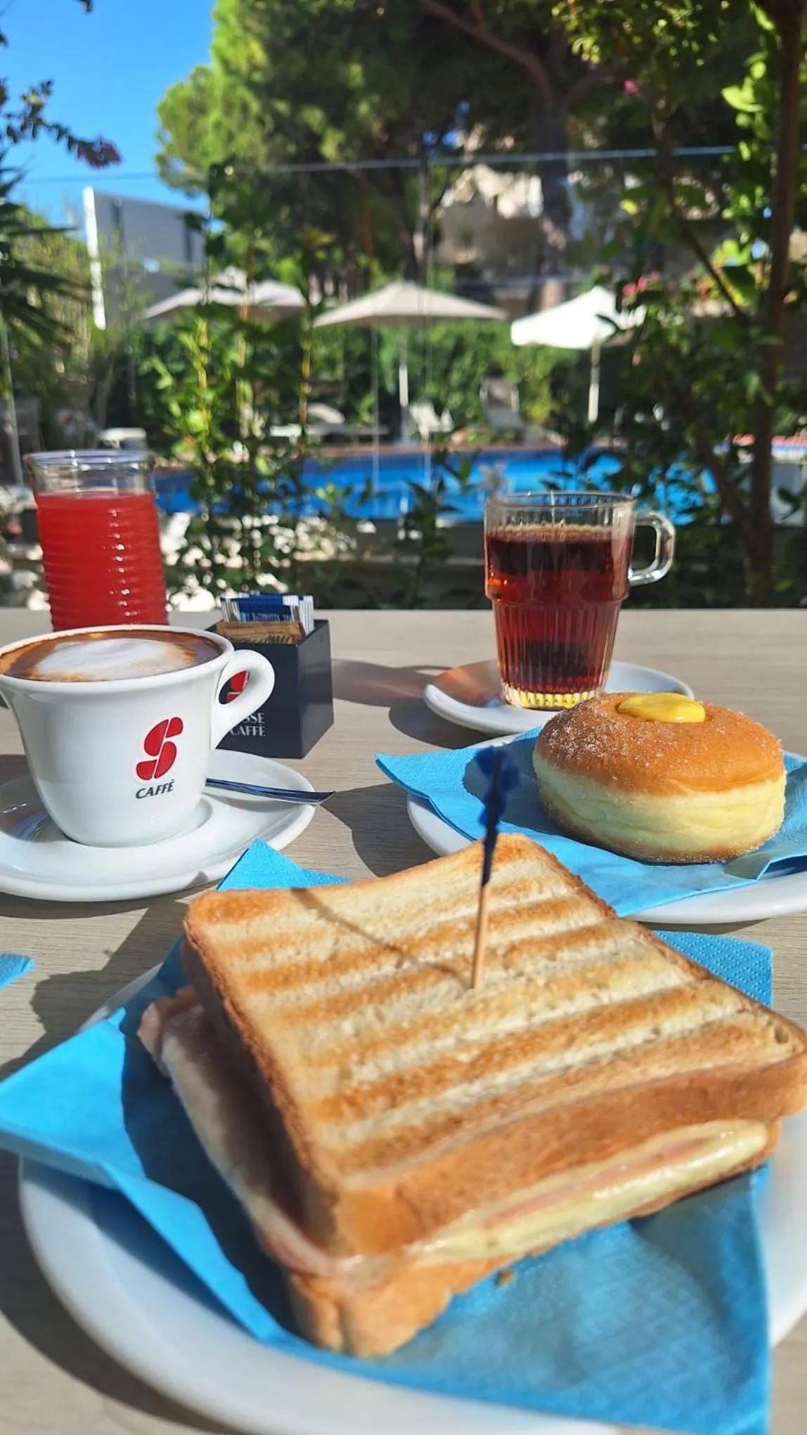 Restaurant/places to eat in Hotel Schiller