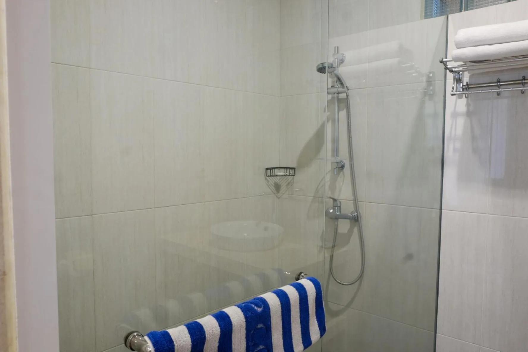 Shower in Su's Cottages Legian