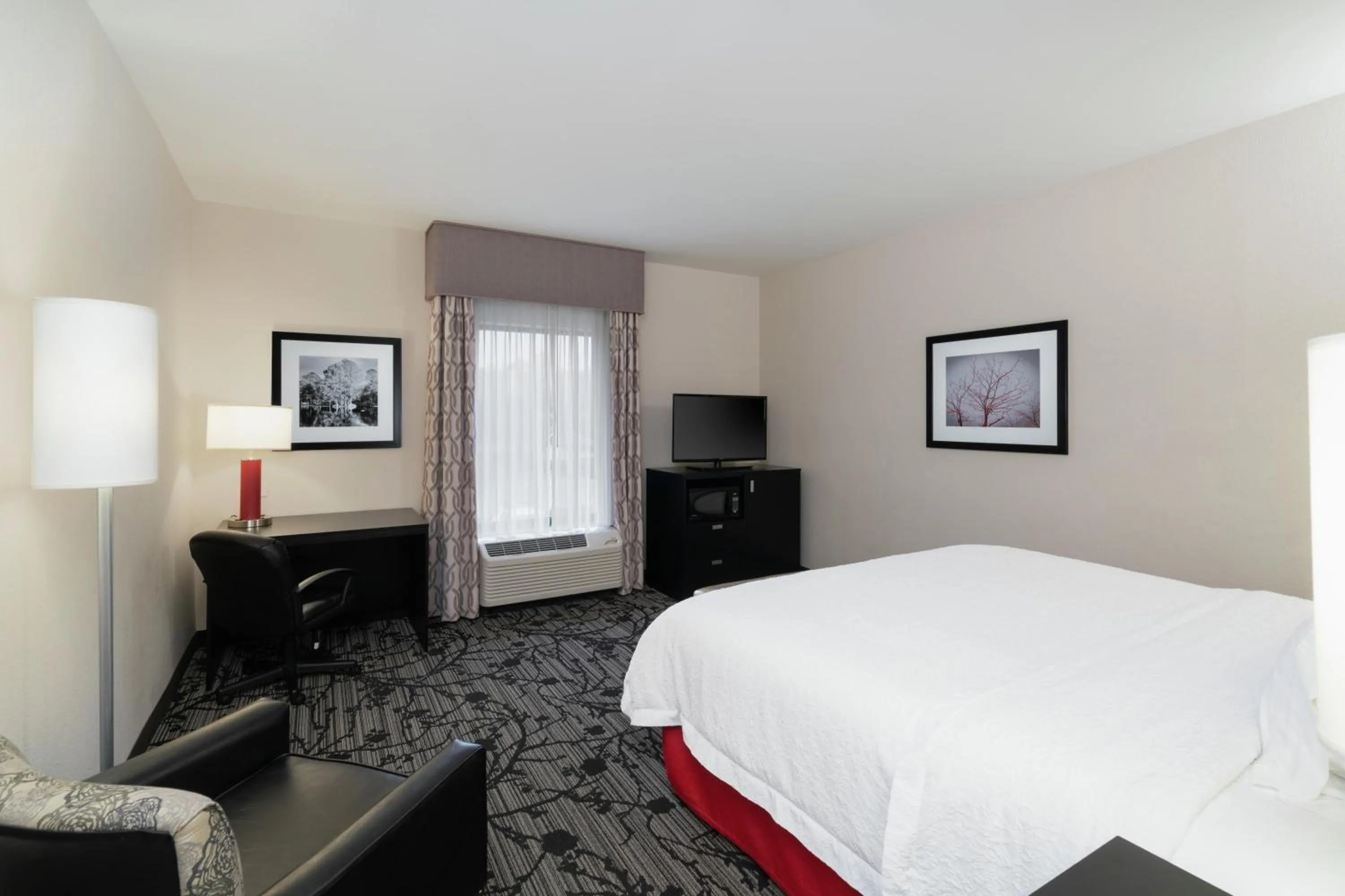 Bedroom, Bed in Hampton Inn and Suites Roanoke Airport/Valley View Mall