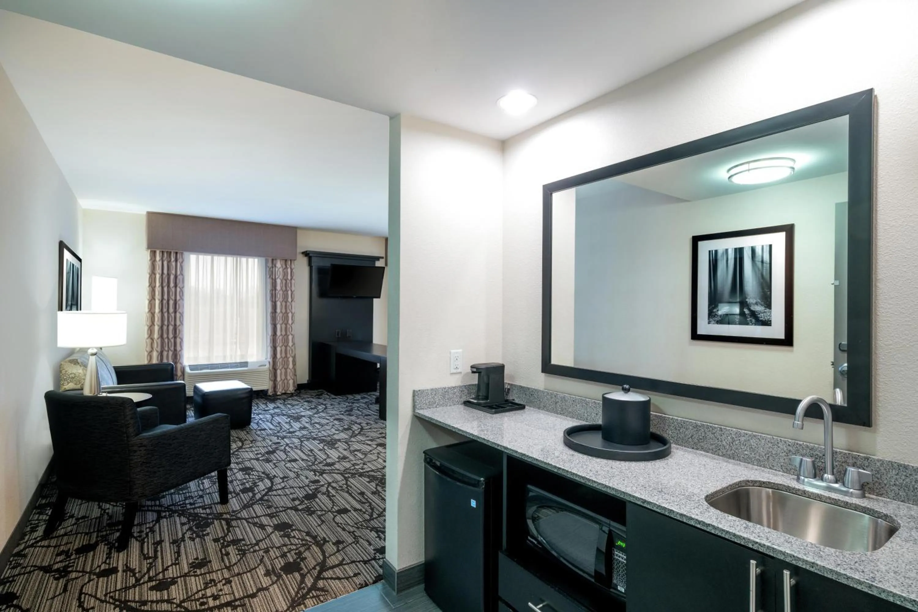 Bedroom in Hampton Inn and Suites Roanoke Airport/Valley View Mall