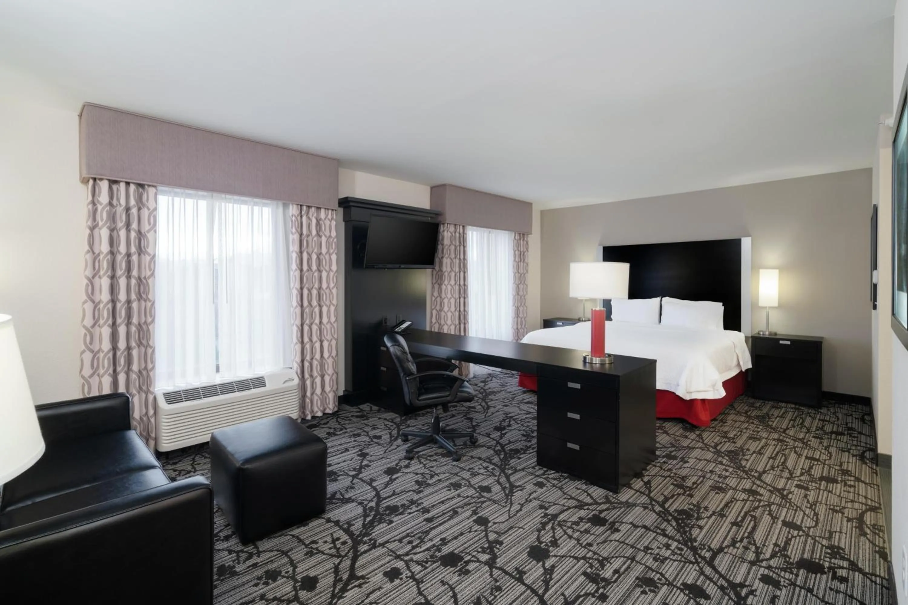 Bedroom, Bed in Hampton Inn and Suites Roanoke Airport/Valley View Mall