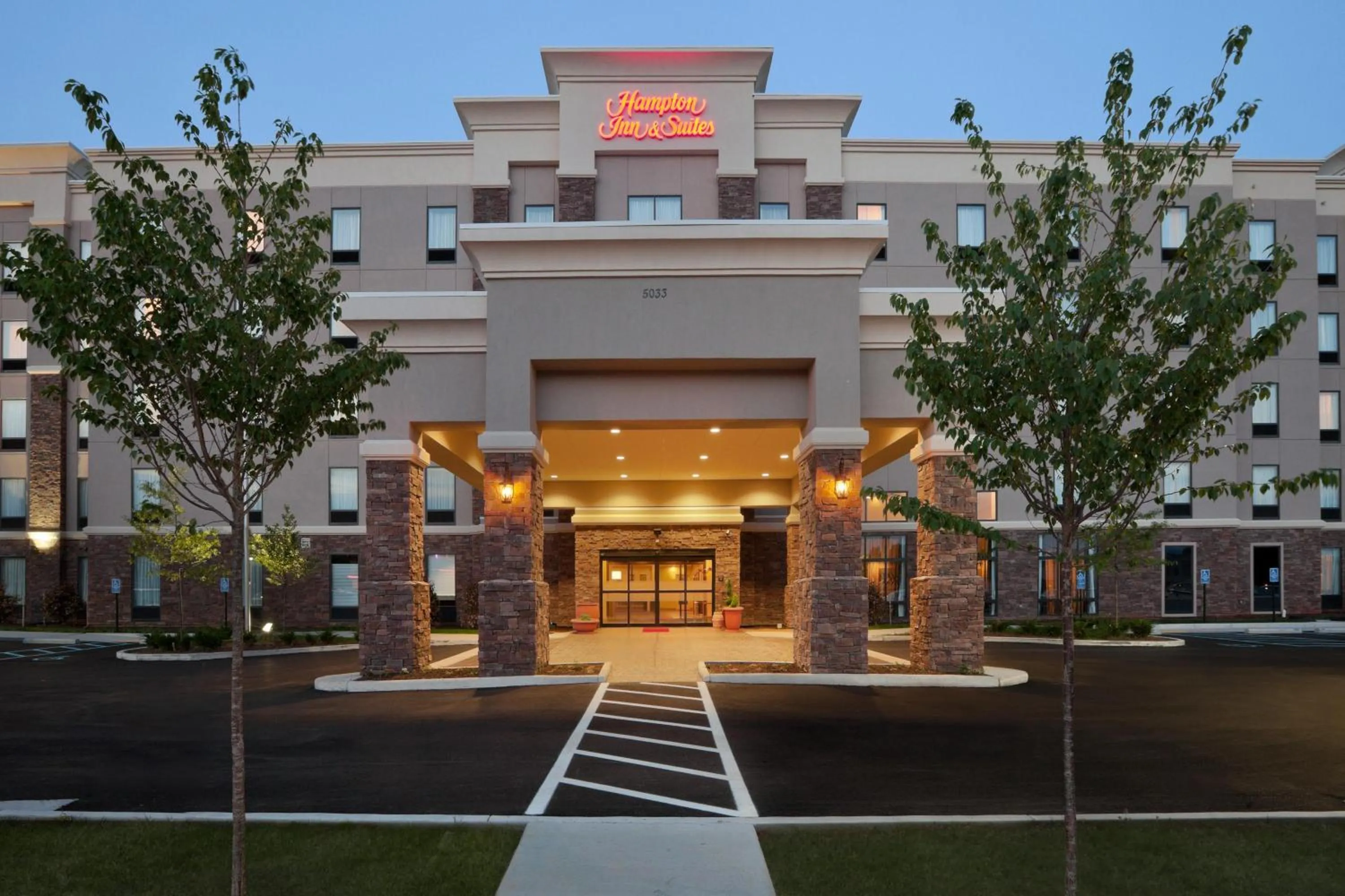 Property building in Hampton Inn and Suites Roanoke Airport/Valley View Mall