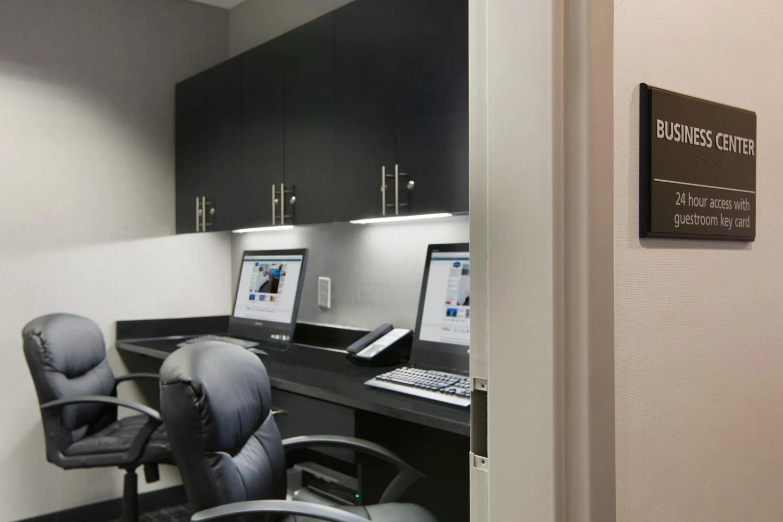 Business facilities in Hampton Inn and Suites Roanoke Airport/Valley View Mall