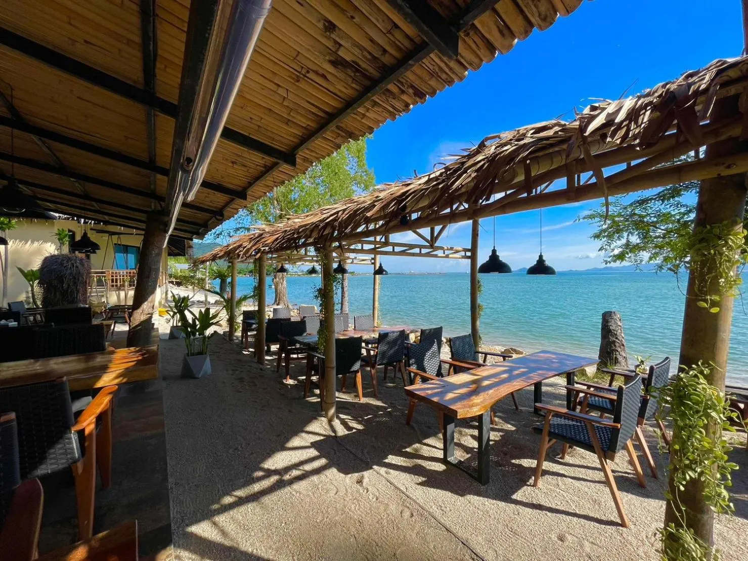 Restaurant/places to eat in Absolute Beachfront Villas