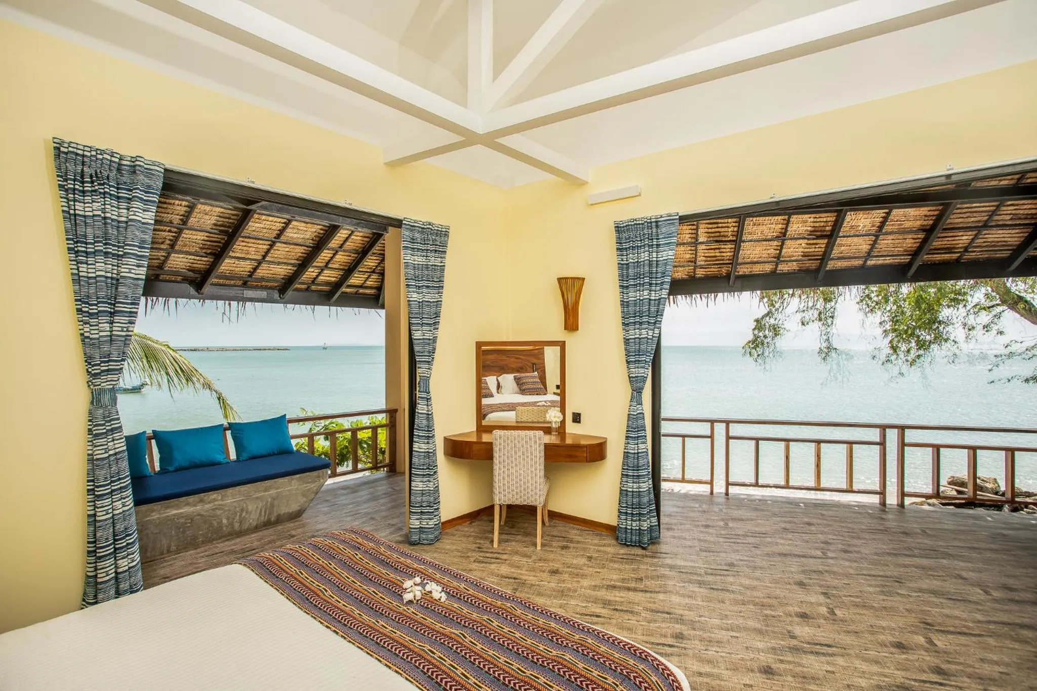 Sea view, Bed in Absolute Beachfront Villas