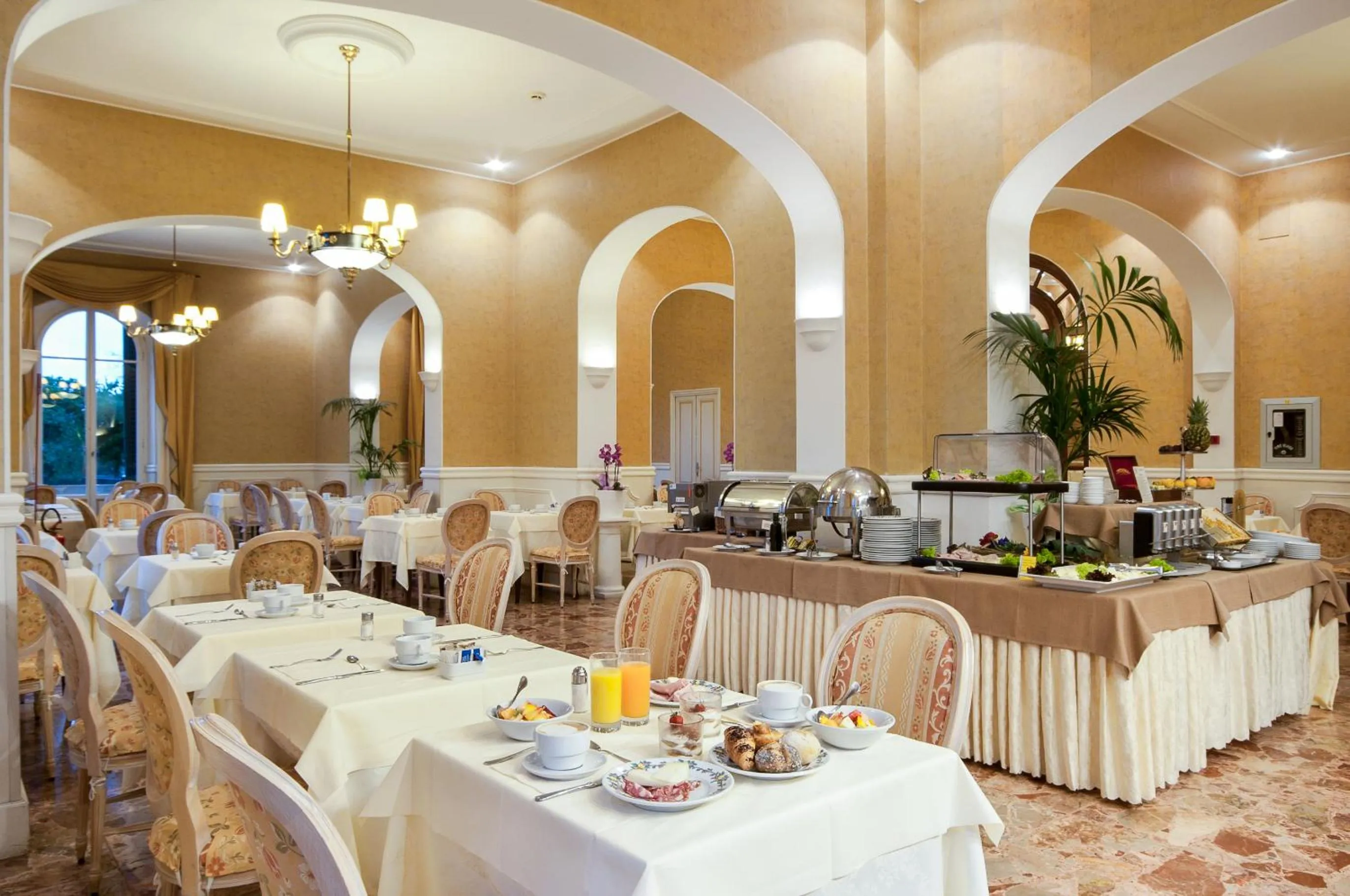Restaurant/places to eat in Grand Hotel Royal