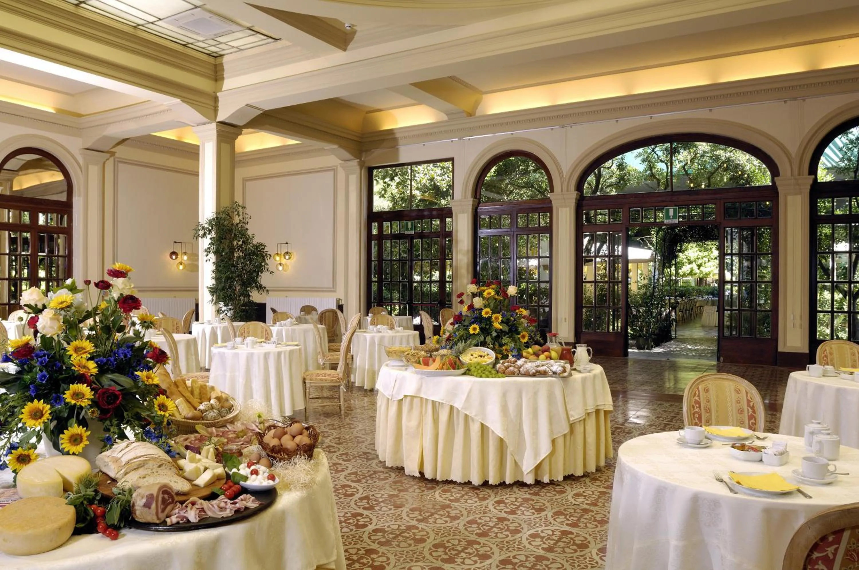 Restaurant/places to eat in Grand Hotel Royal