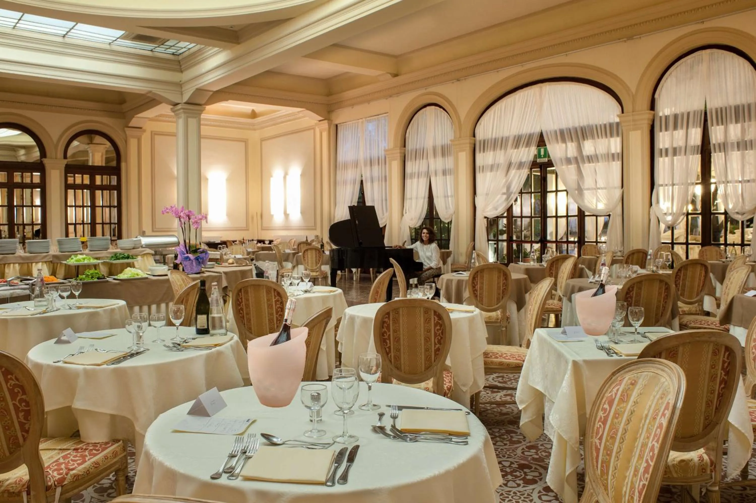 Restaurant/places to eat in Grand Hotel Royal