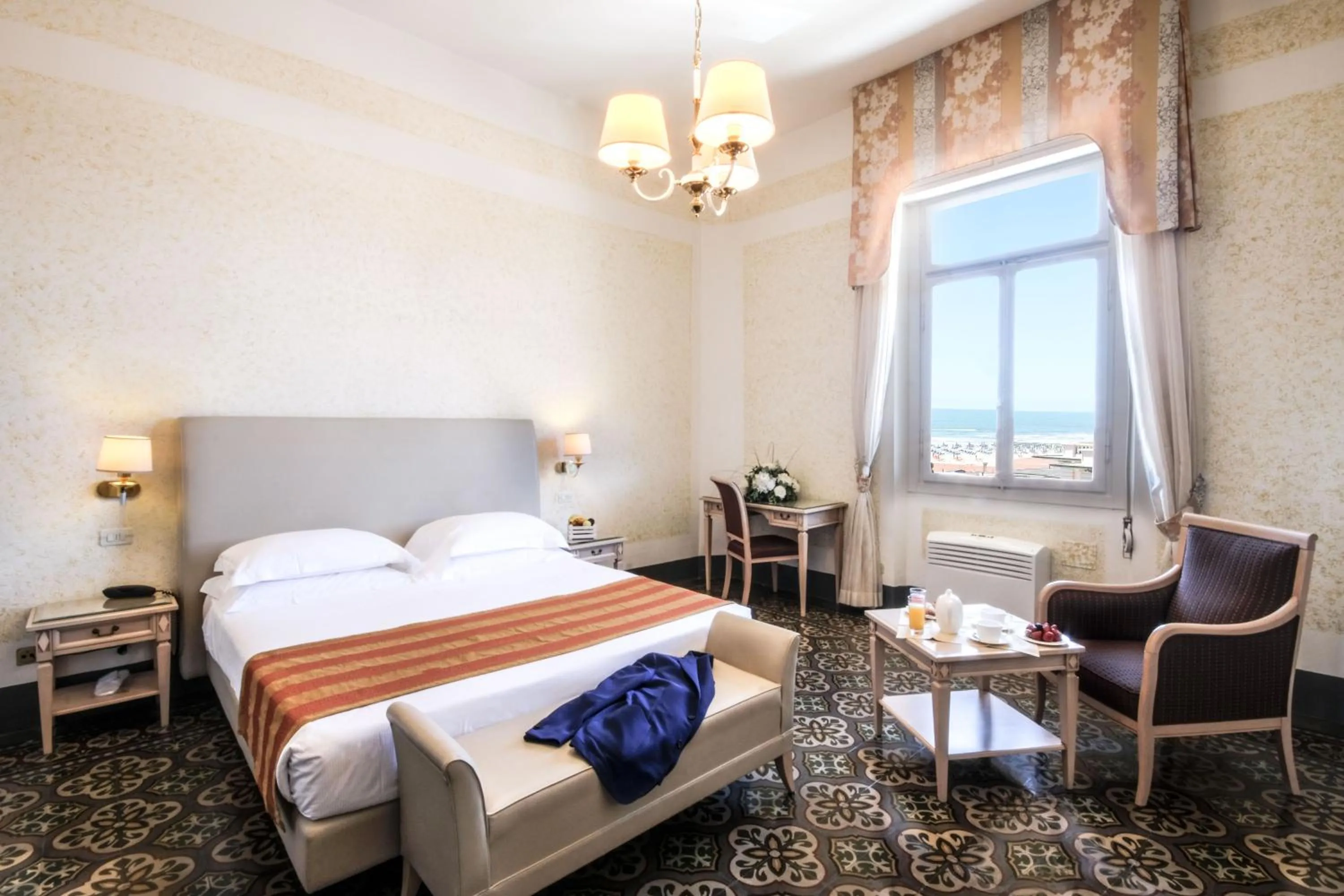 Bedroom, Bed in Grand Hotel Royal