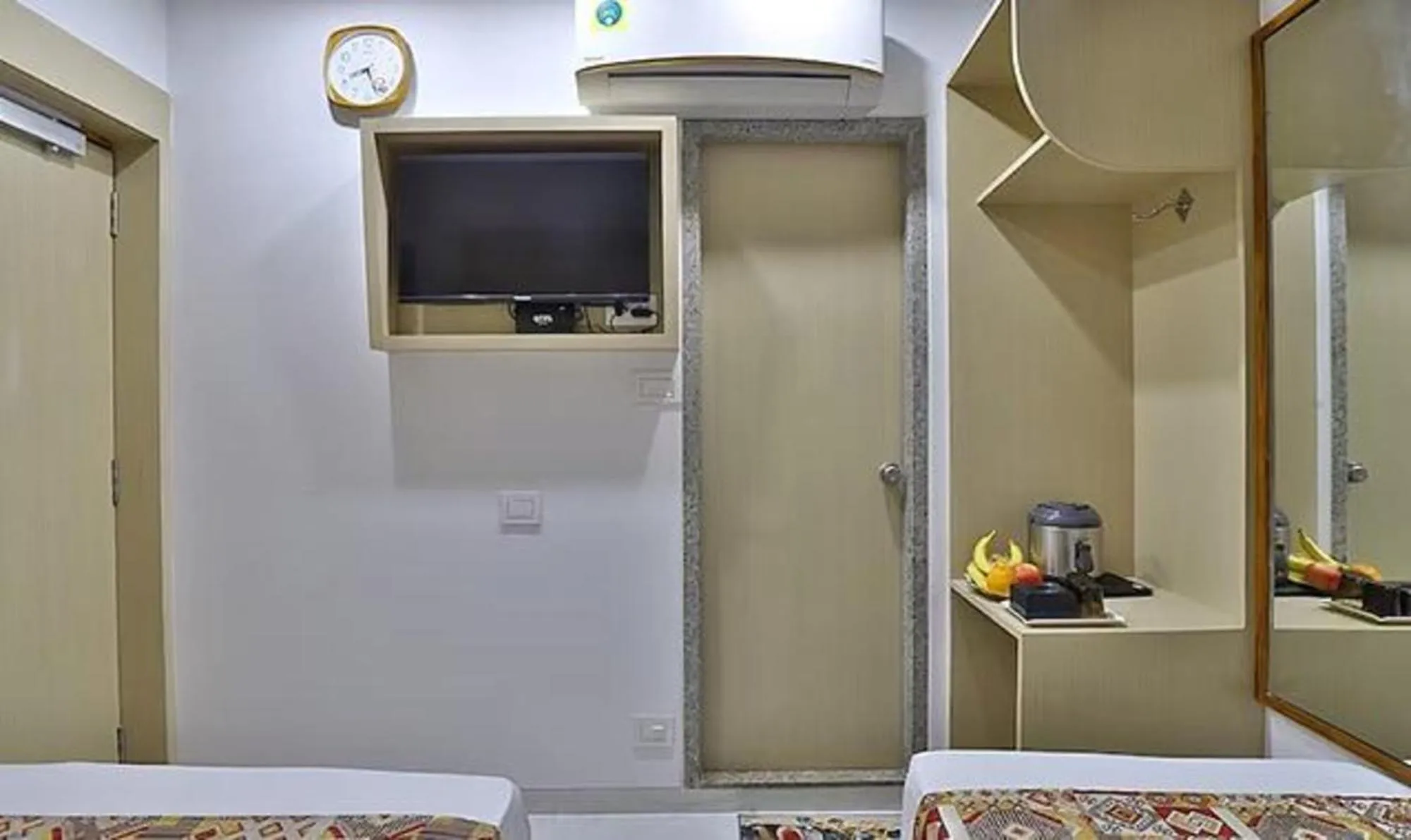 Bed, TV/Entertainment Center in FabHotel Prime Legend