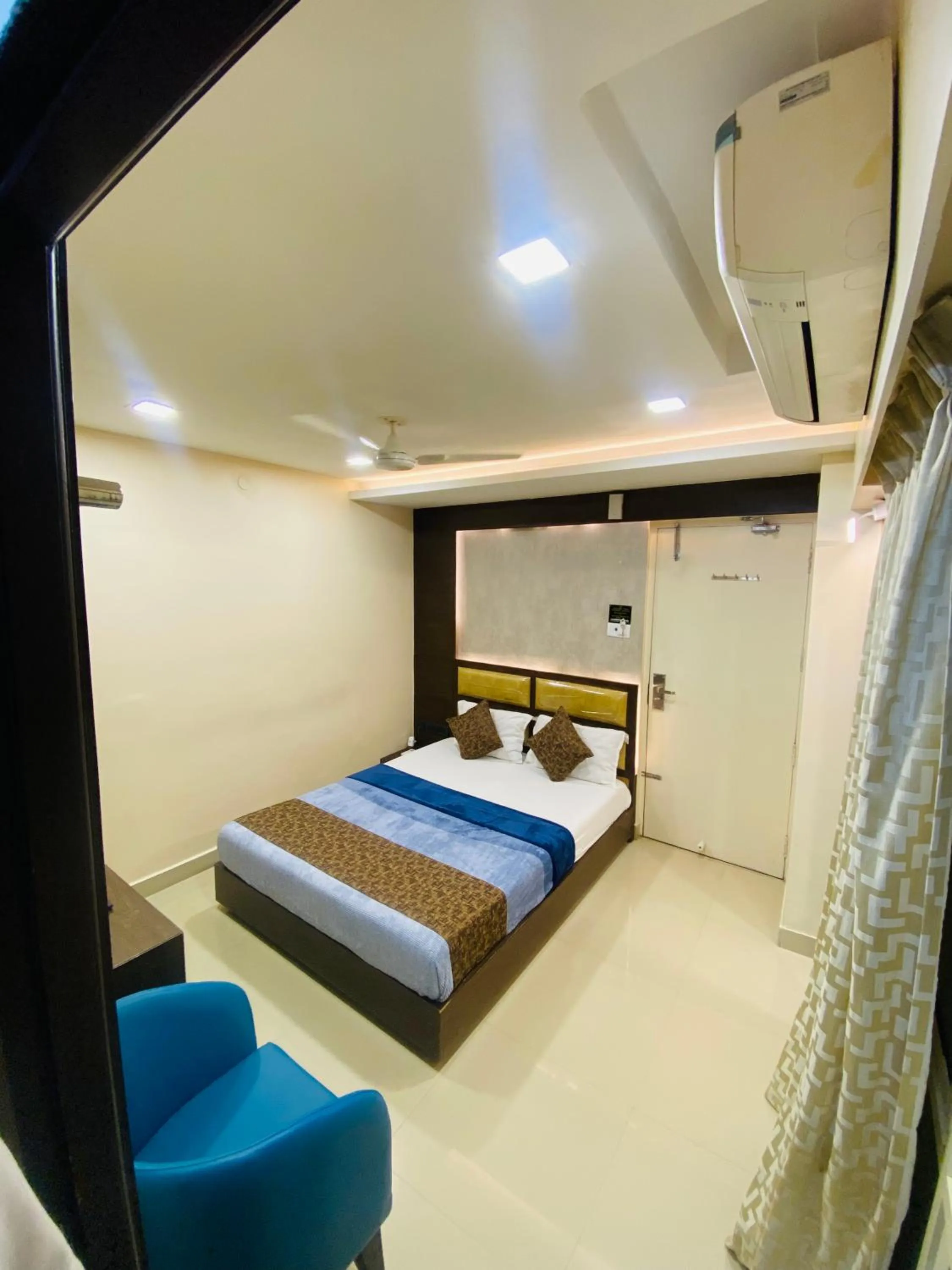 Bed in Greens Suite - Business Class Hotel - Opposite Ripon Building