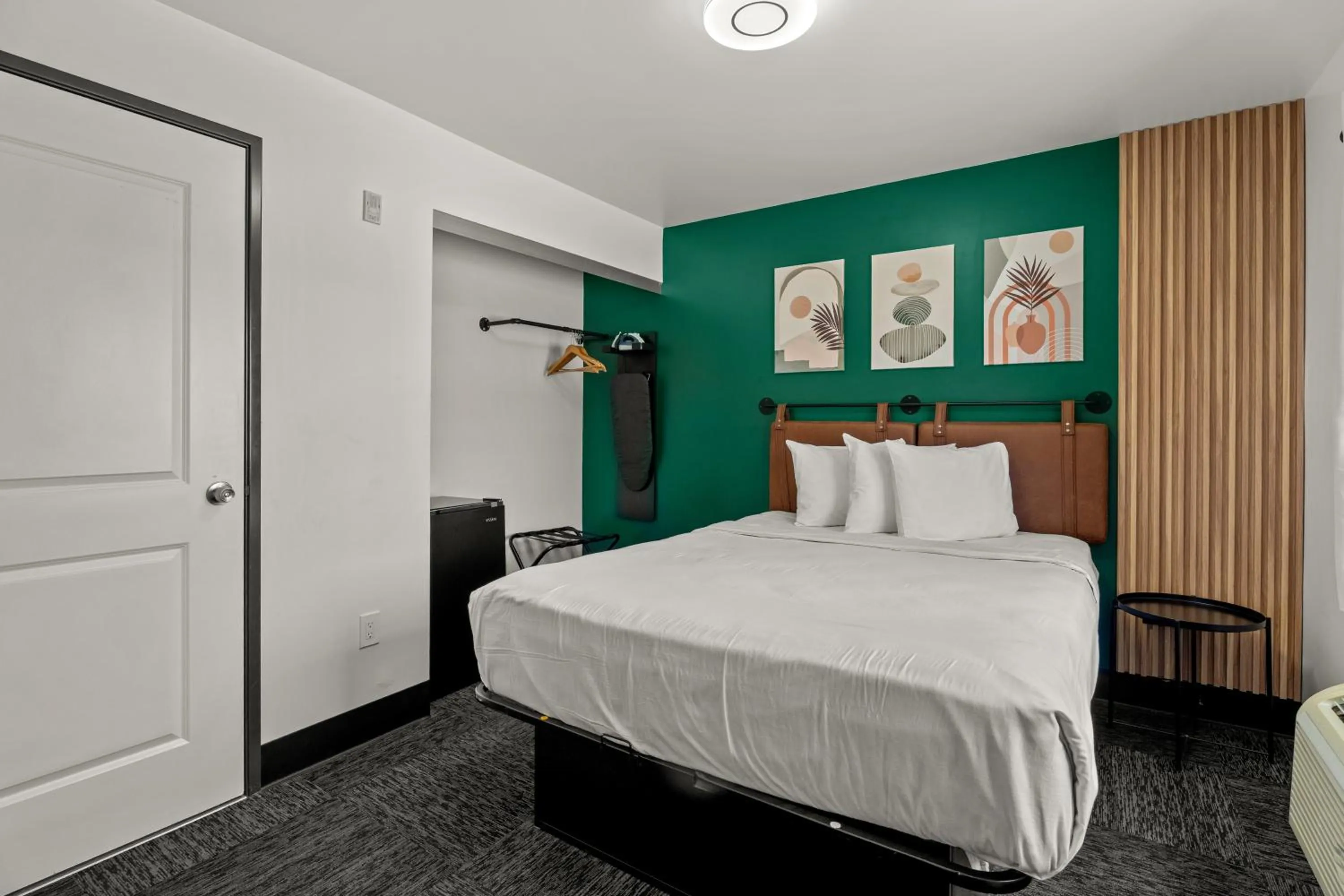 Text overlay, Bed in Hollywood Le Bon Hotel