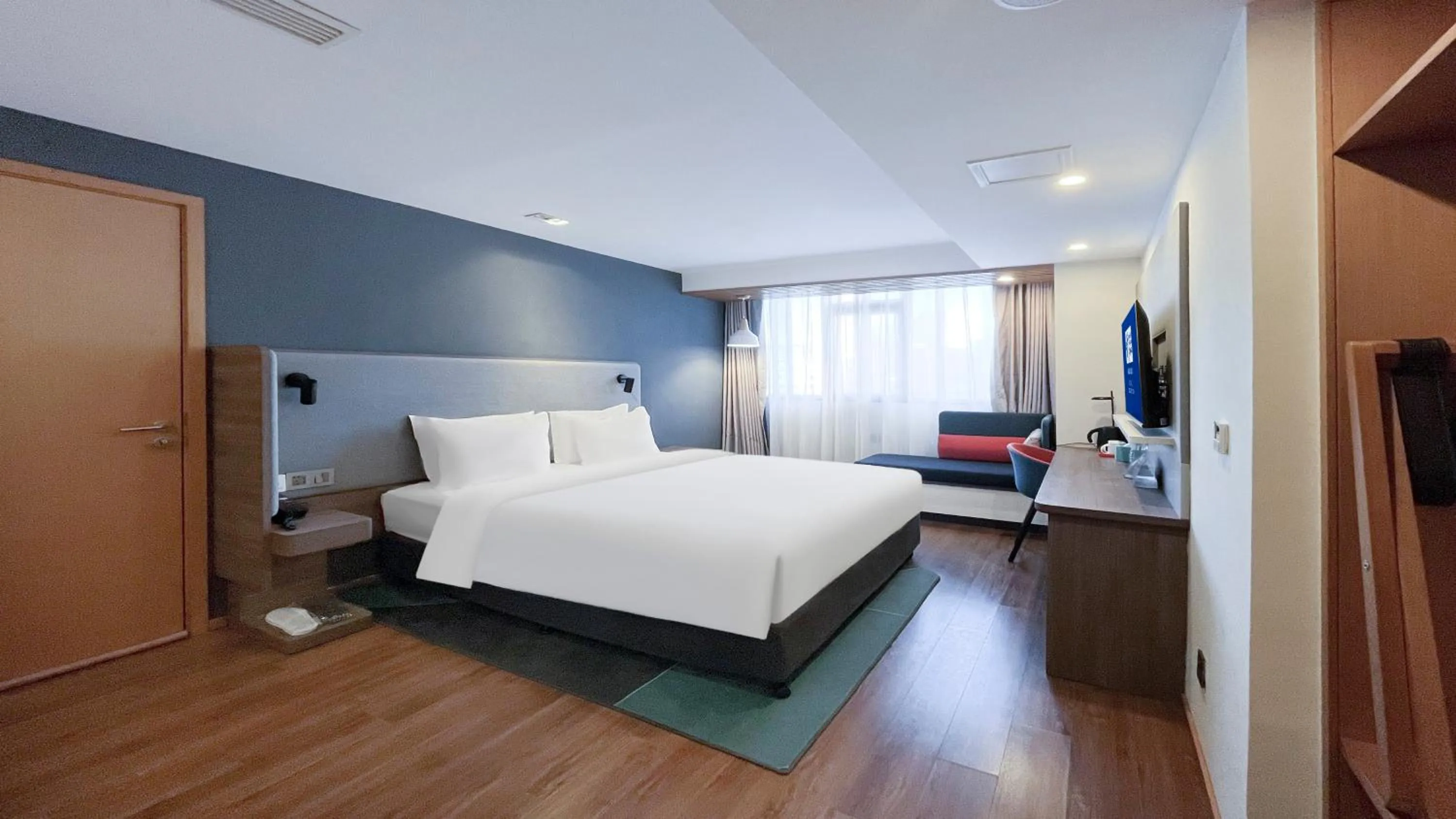 Bedroom, Bed in Holiday Inn Express Qingdao City Center by IHG