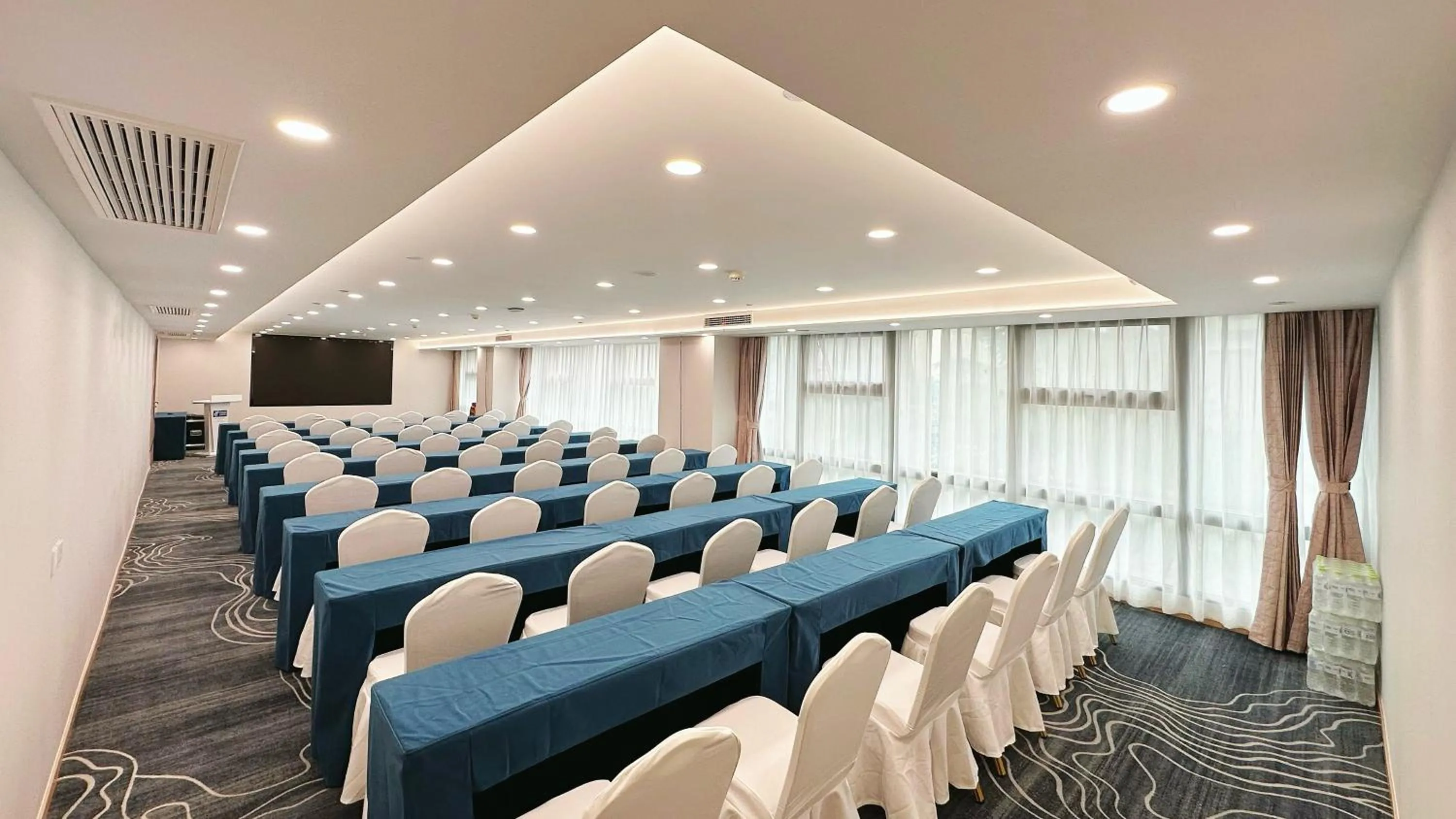 Meeting/conference room in Holiday Inn Express Qingdao City Center by IHG