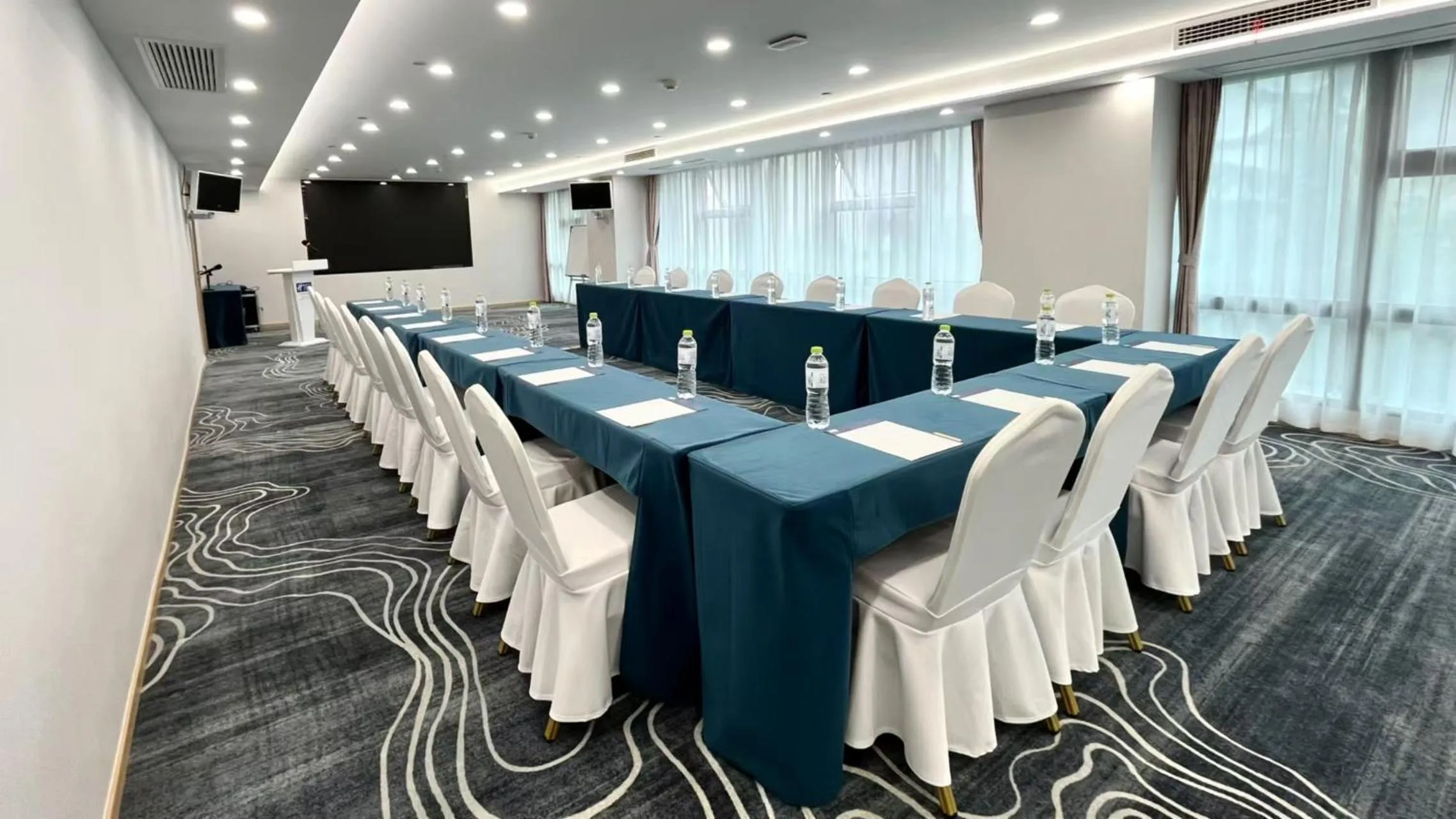 Meeting/conference room in Holiday Inn Express Qingdao City Center by IHG