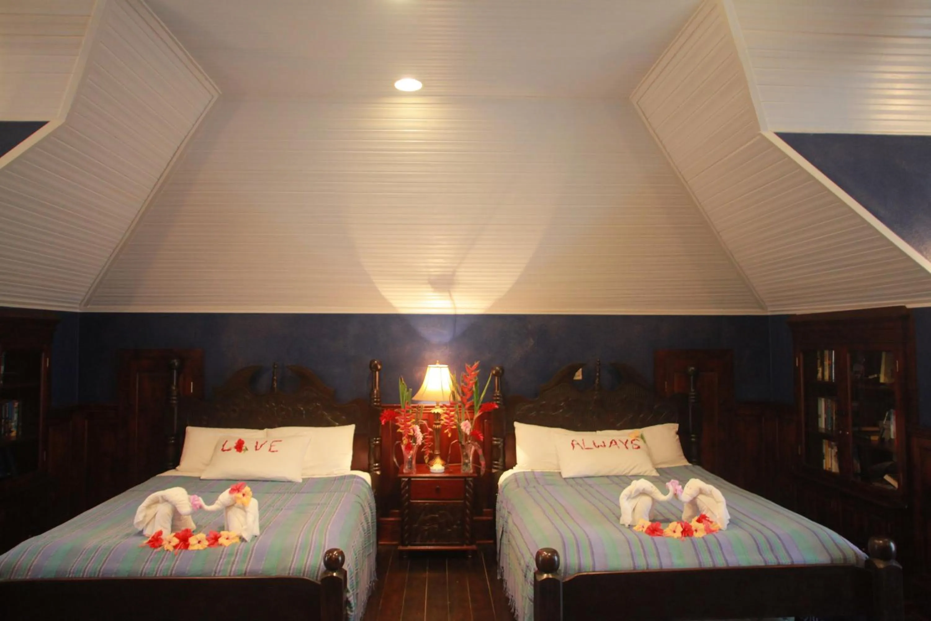 Library, Bed in Mahogany Hall Luxury Boutique Resort