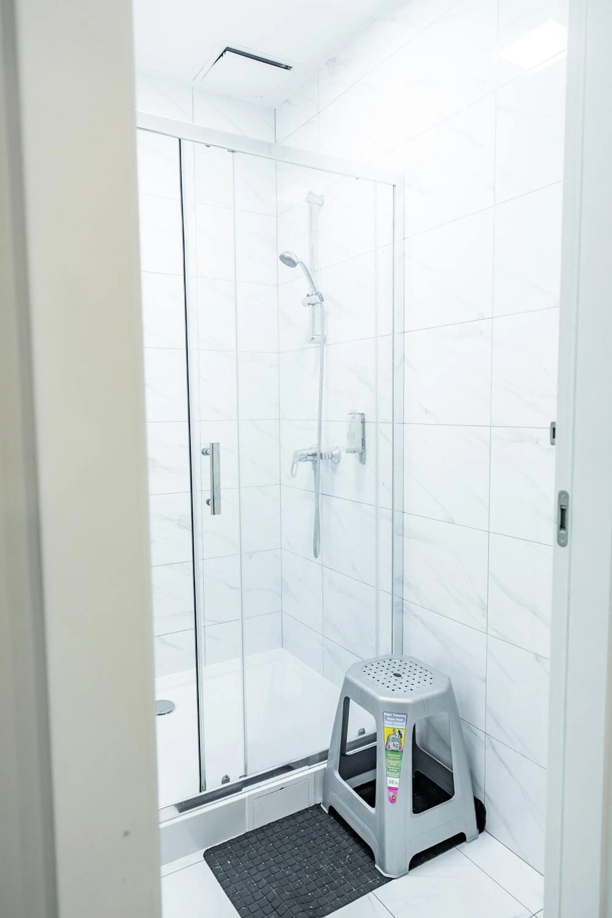 Shower in Hostel Gdańsk Szafarnia 10 Old Town