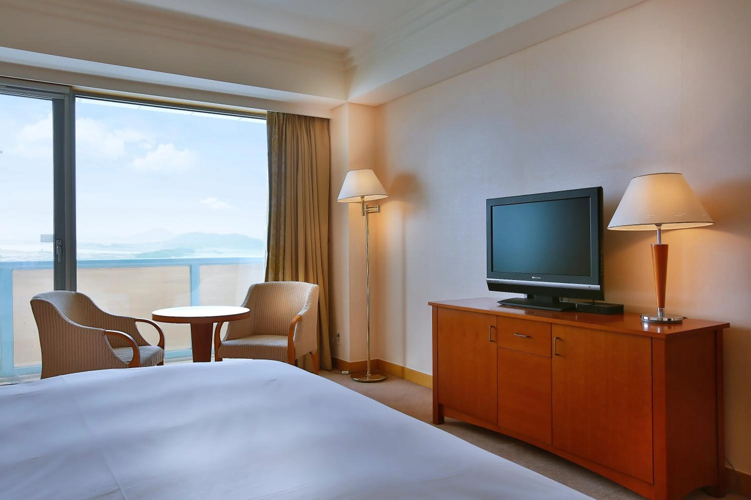 Bed in Hotel Hyundai by Lahan Mokpo