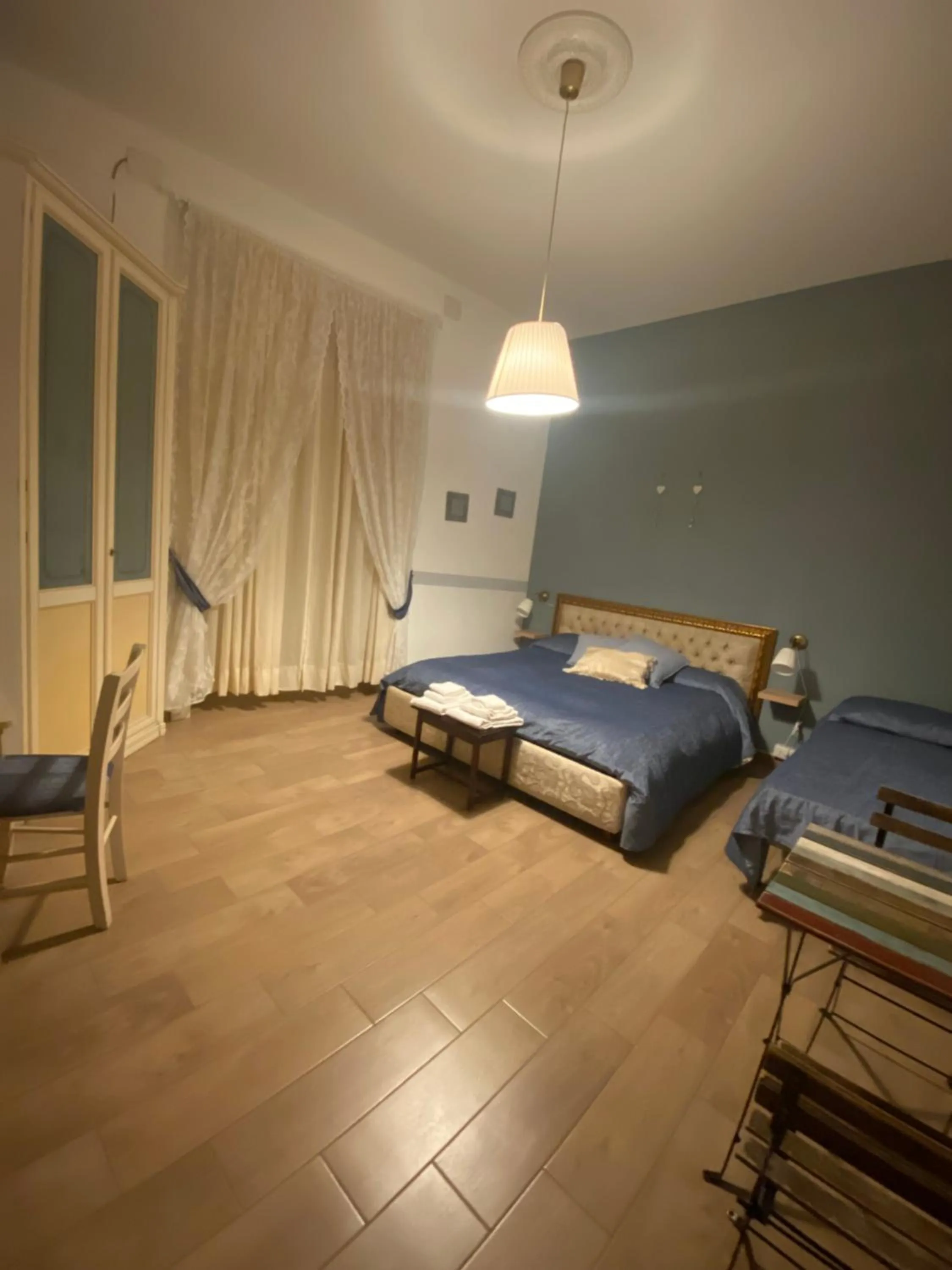 Photo of the whole room in Mahalo