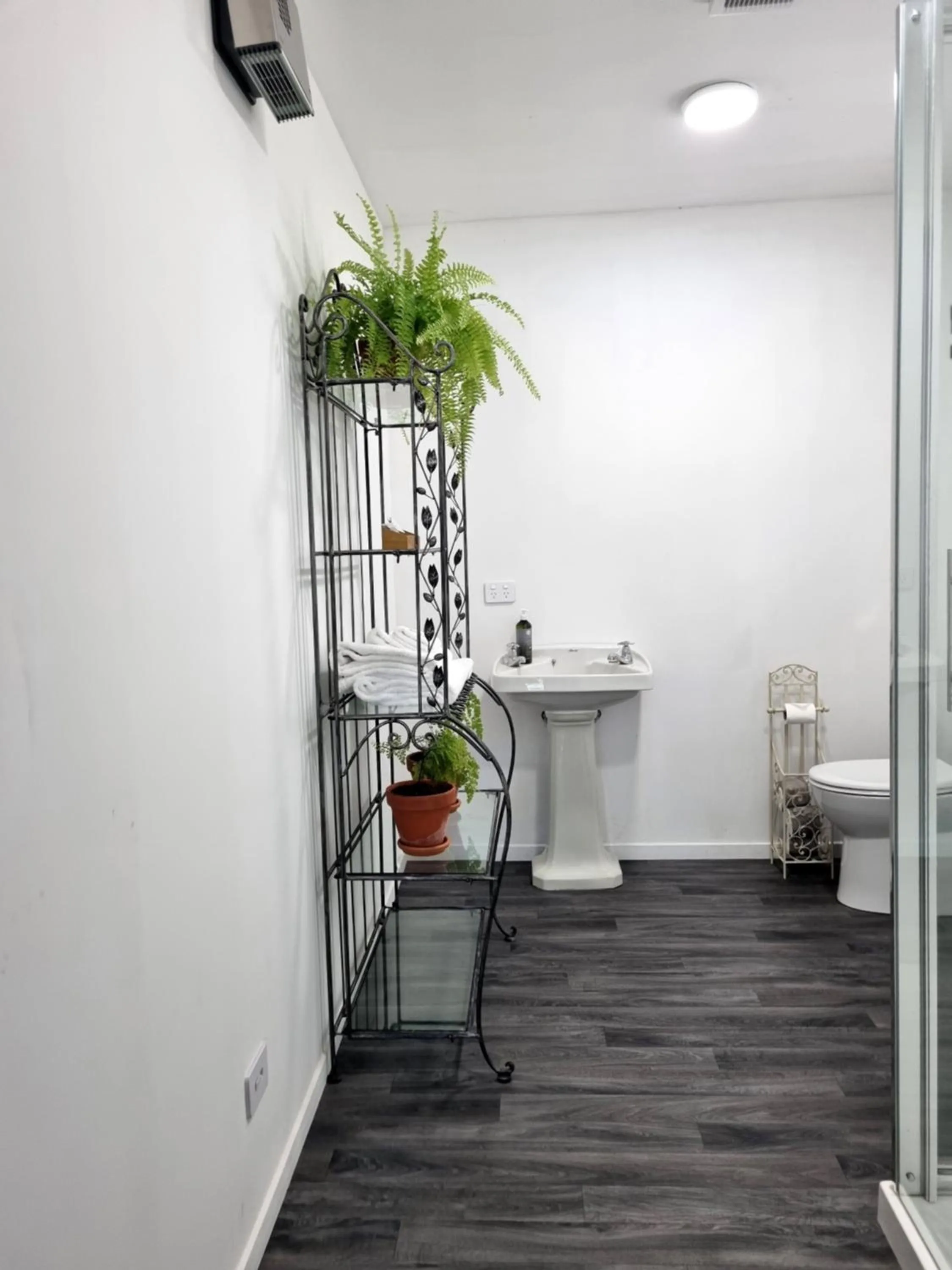 Bathroom in Burkes Pass Country Motels