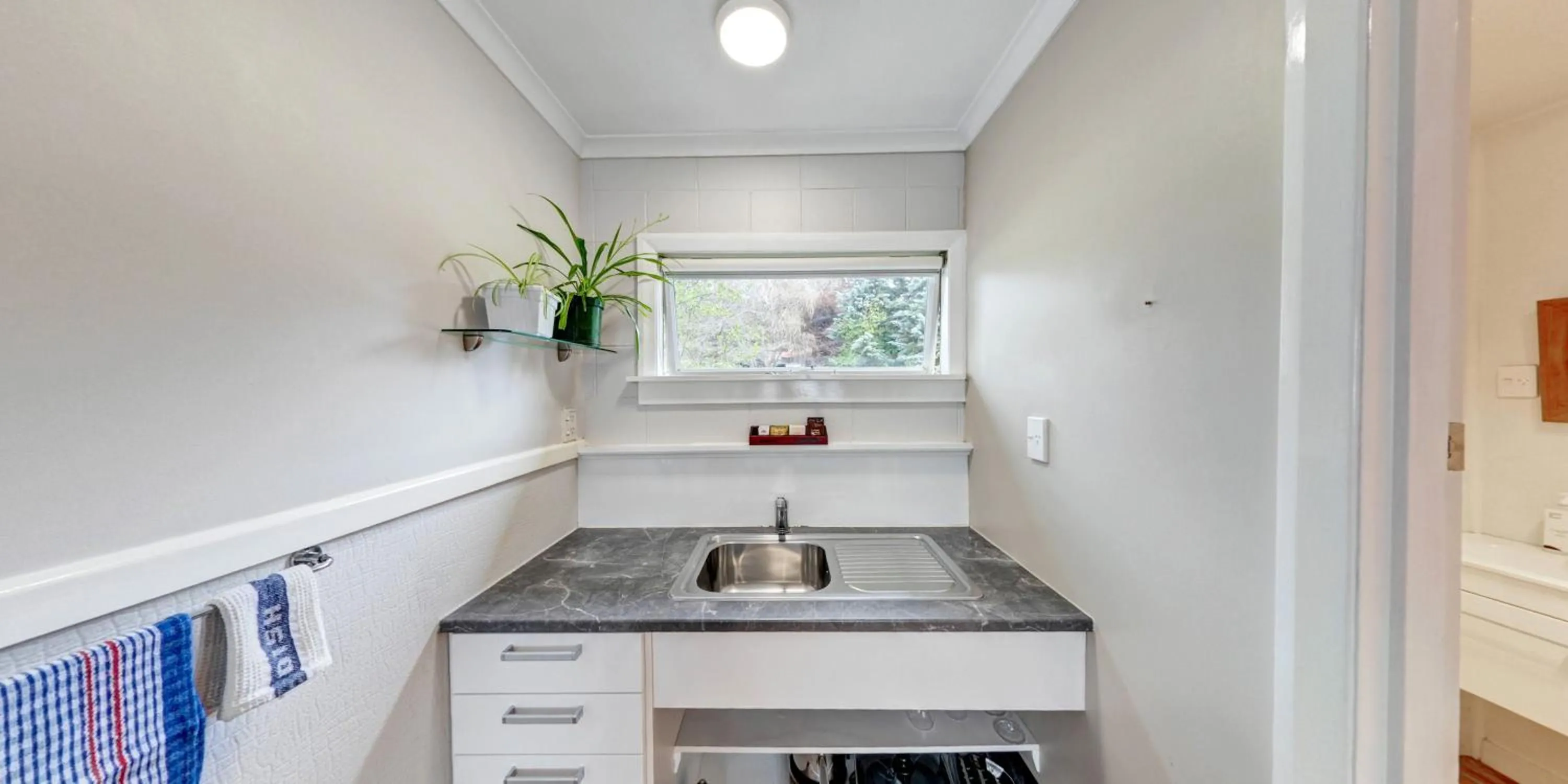 Kitchen or kitchenette in Burkes Pass Country Motels