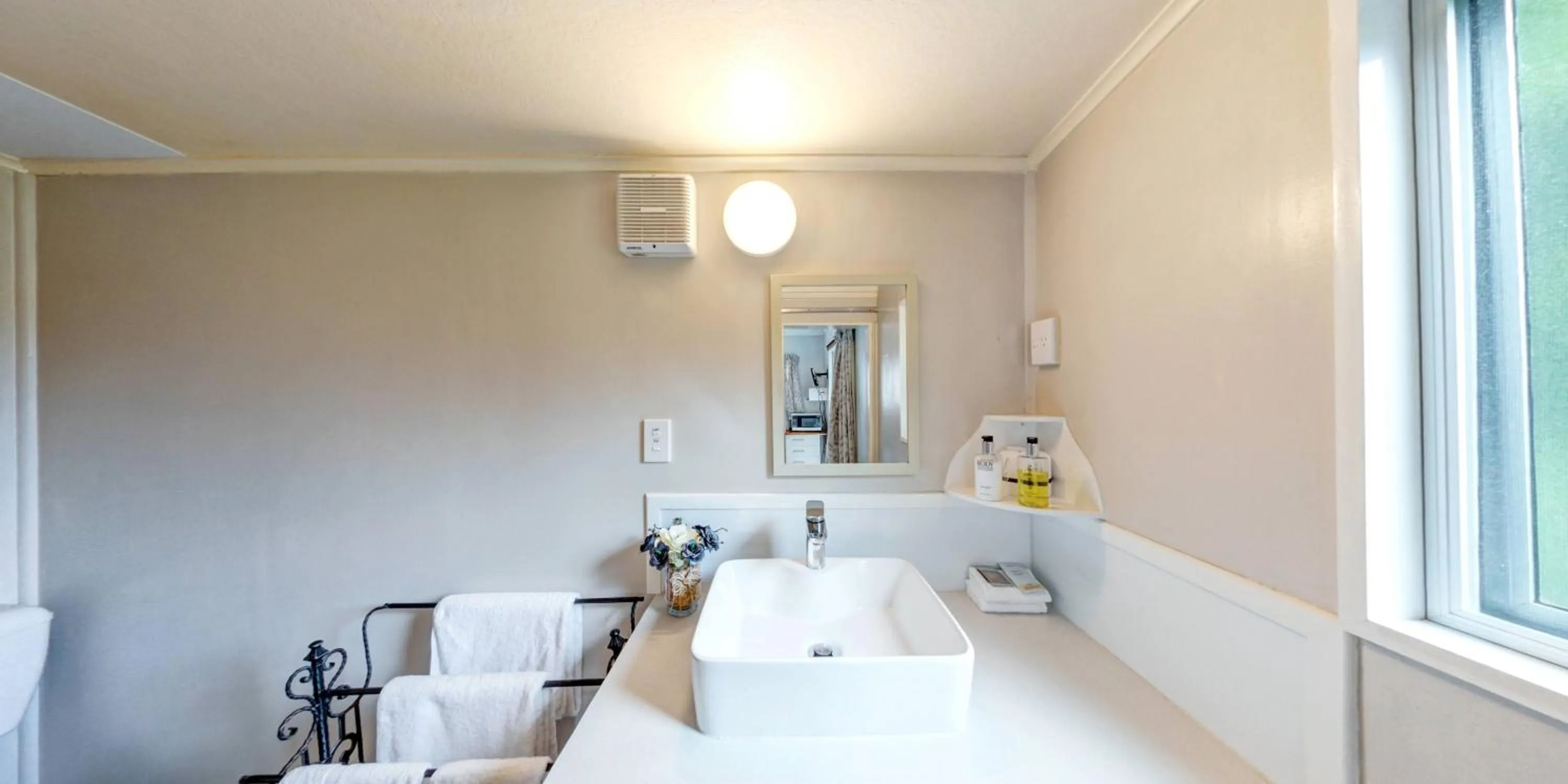 Bathroom in Burkes Pass Country Motels