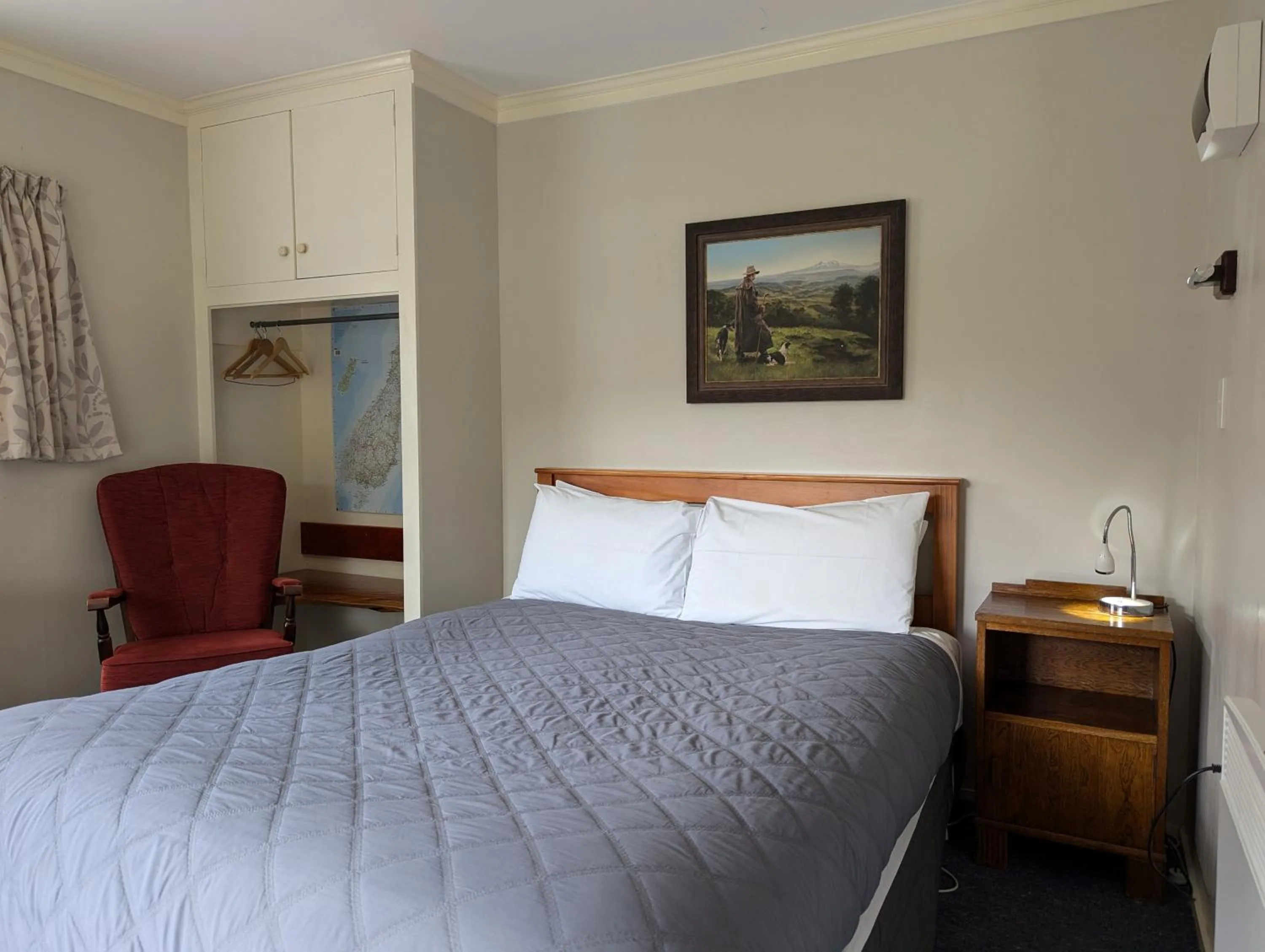 Living room, Bed in Burkes Pass Country Motels