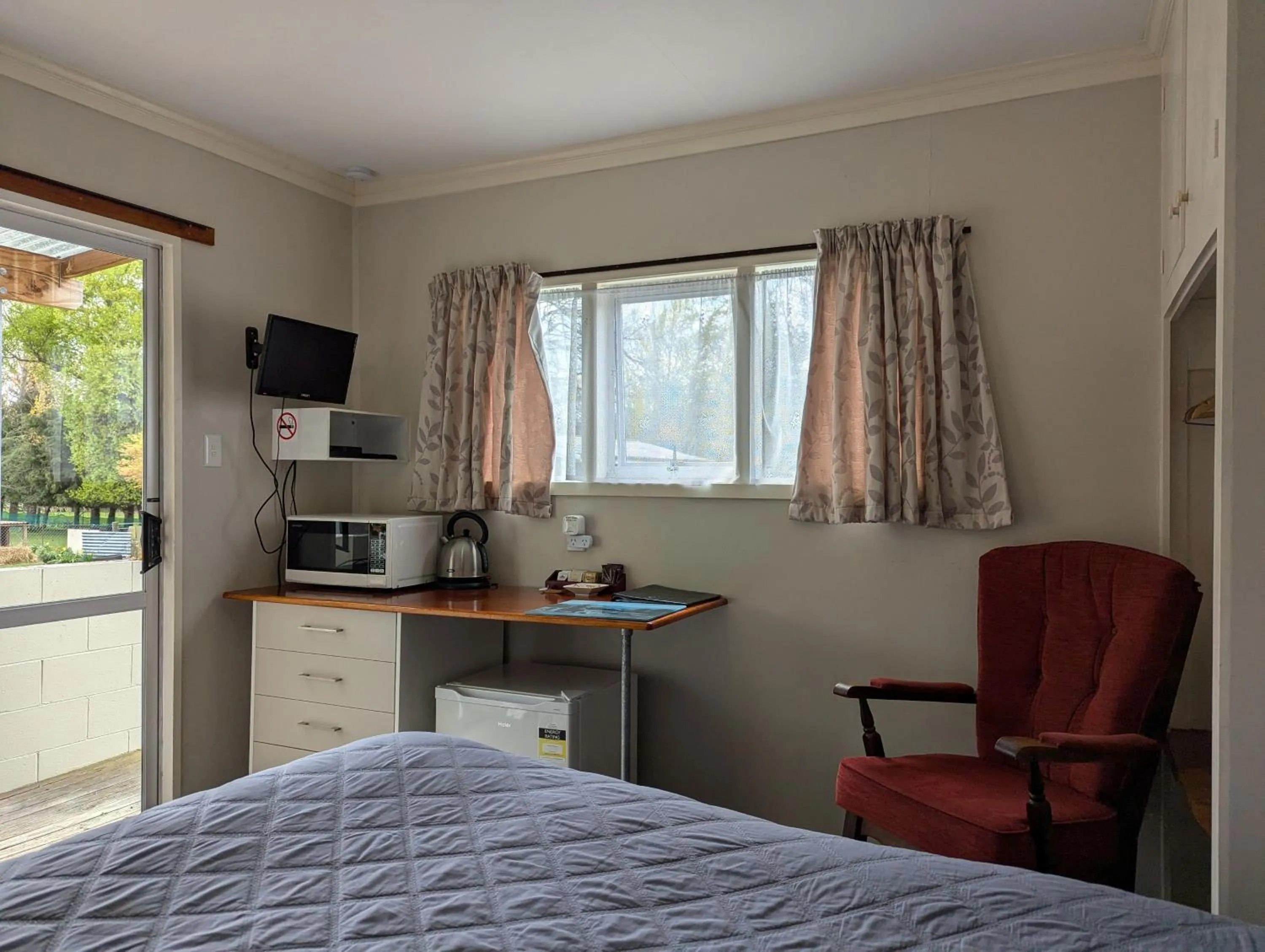 Photo of the whole room, Bed in Burkes Pass Country Motels