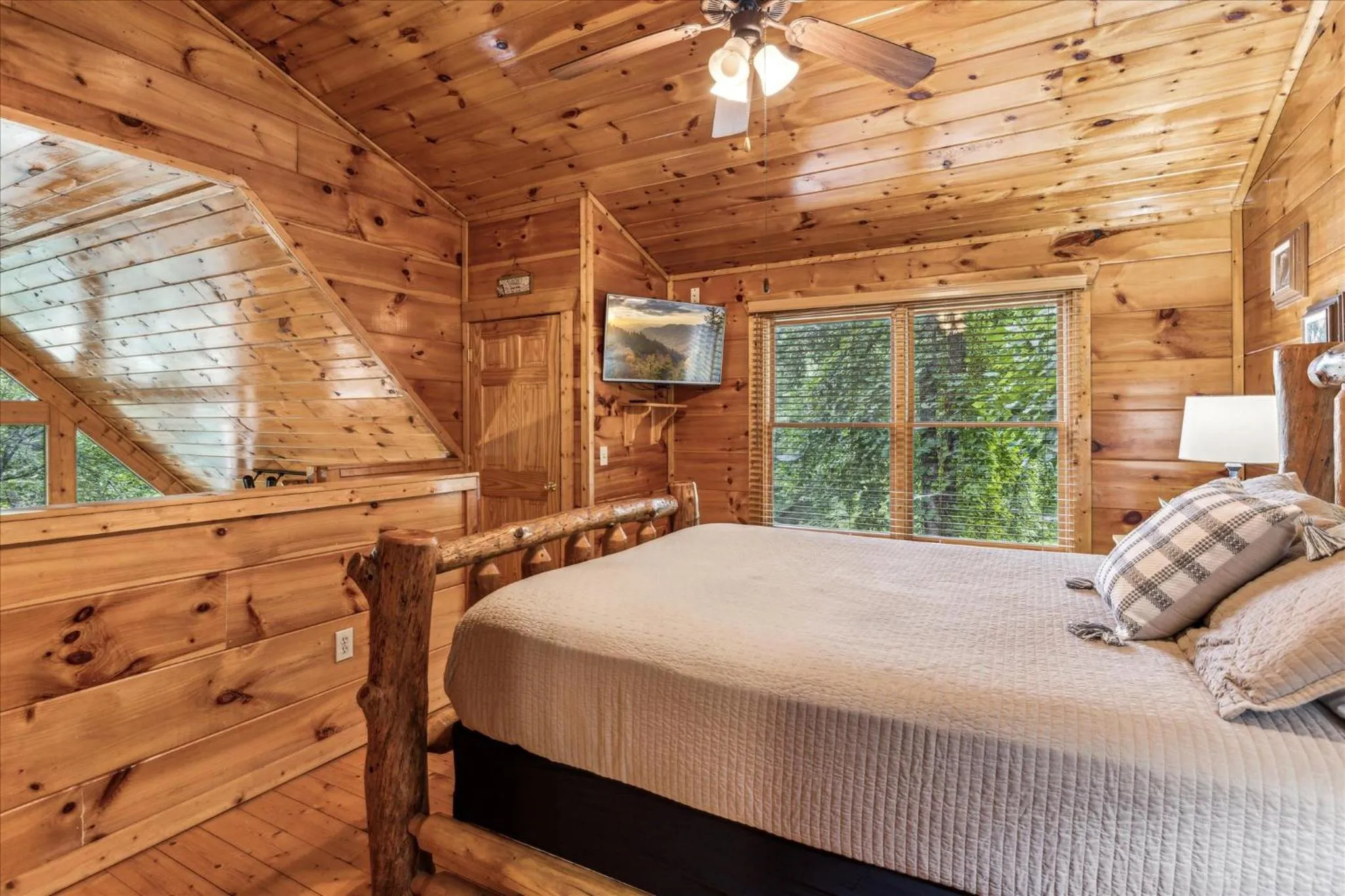Bedroom, Bed in Brave Eagle Cabin