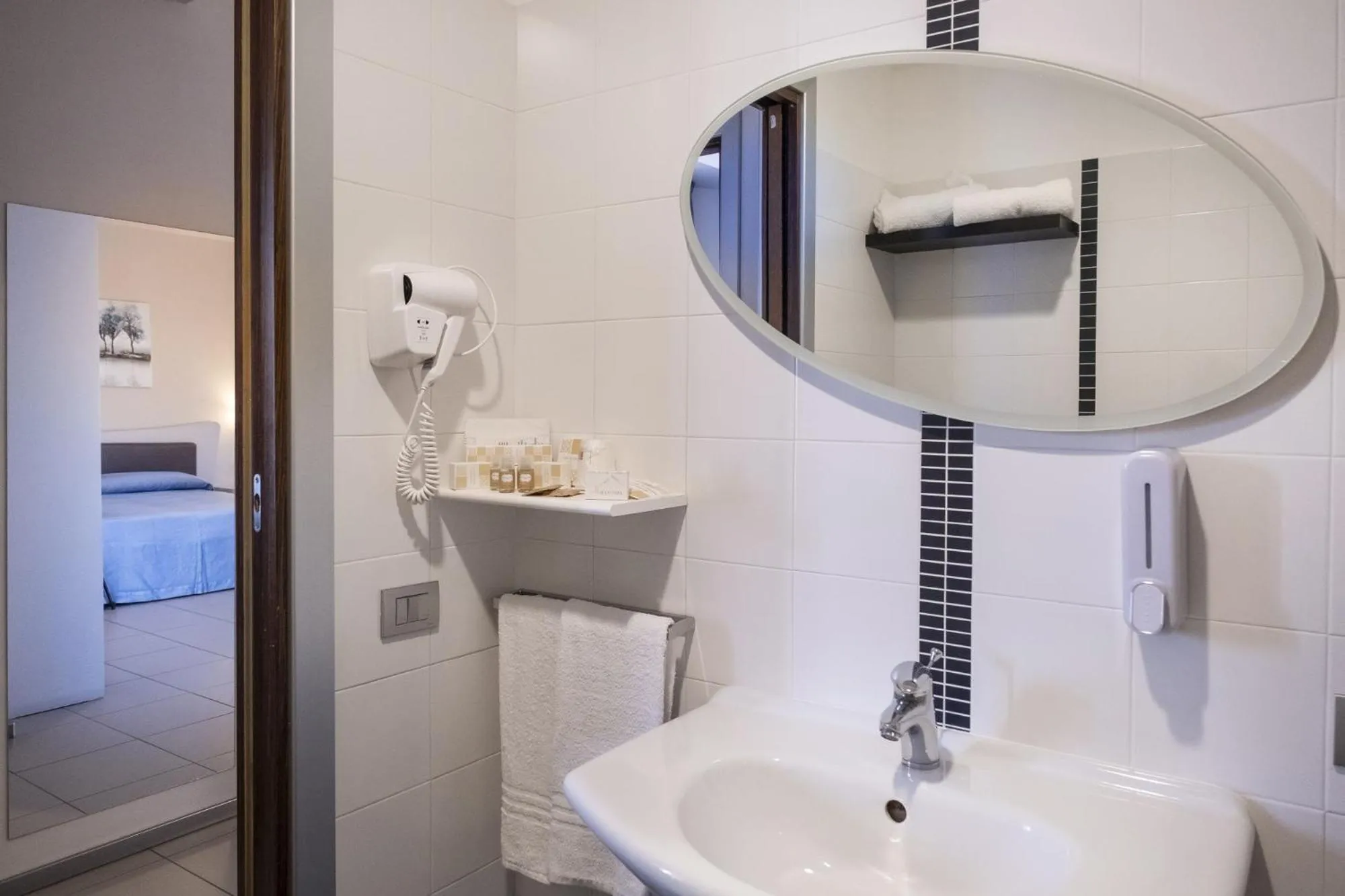 Bathroom, Bed in Hotel Kore