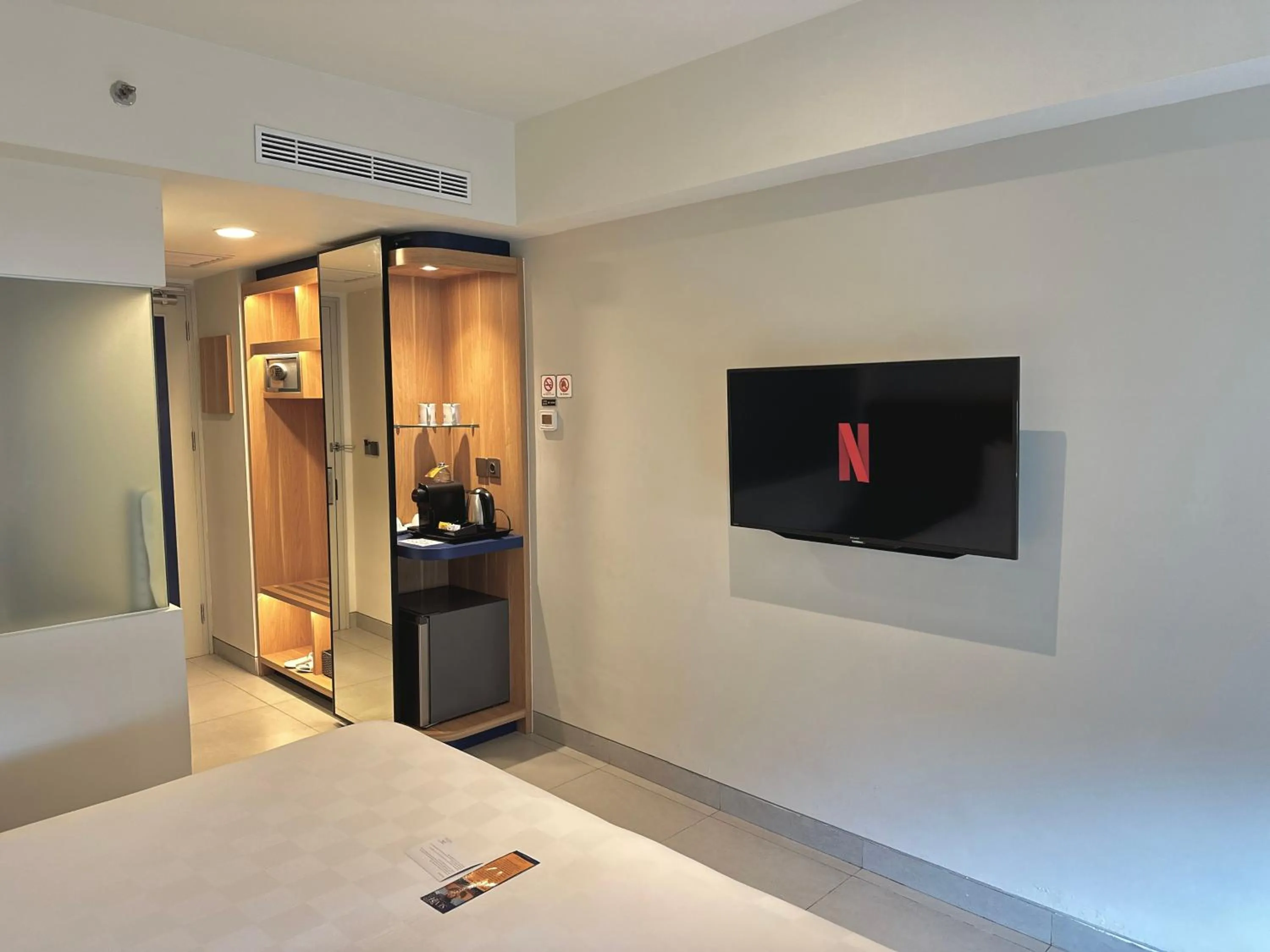 Bedroom, Bed in Sevn Legian