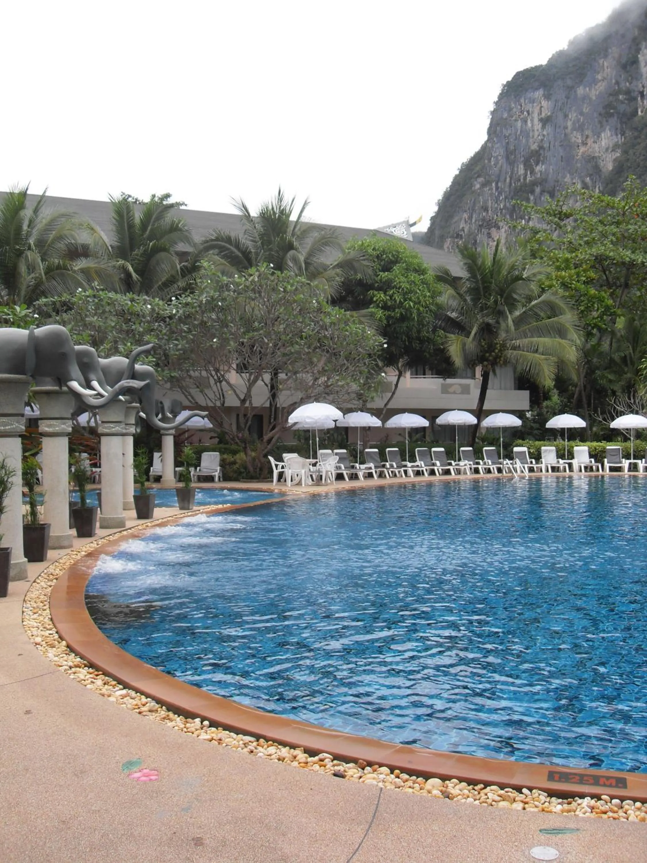 Swimming pool in Golden Beach Resort
