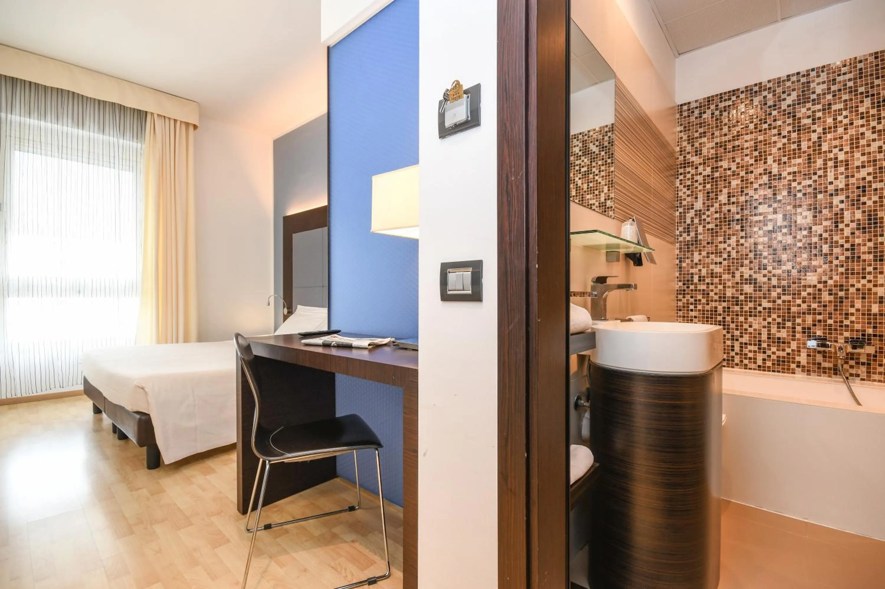 Photo of the whole room, Bed in Hotel City