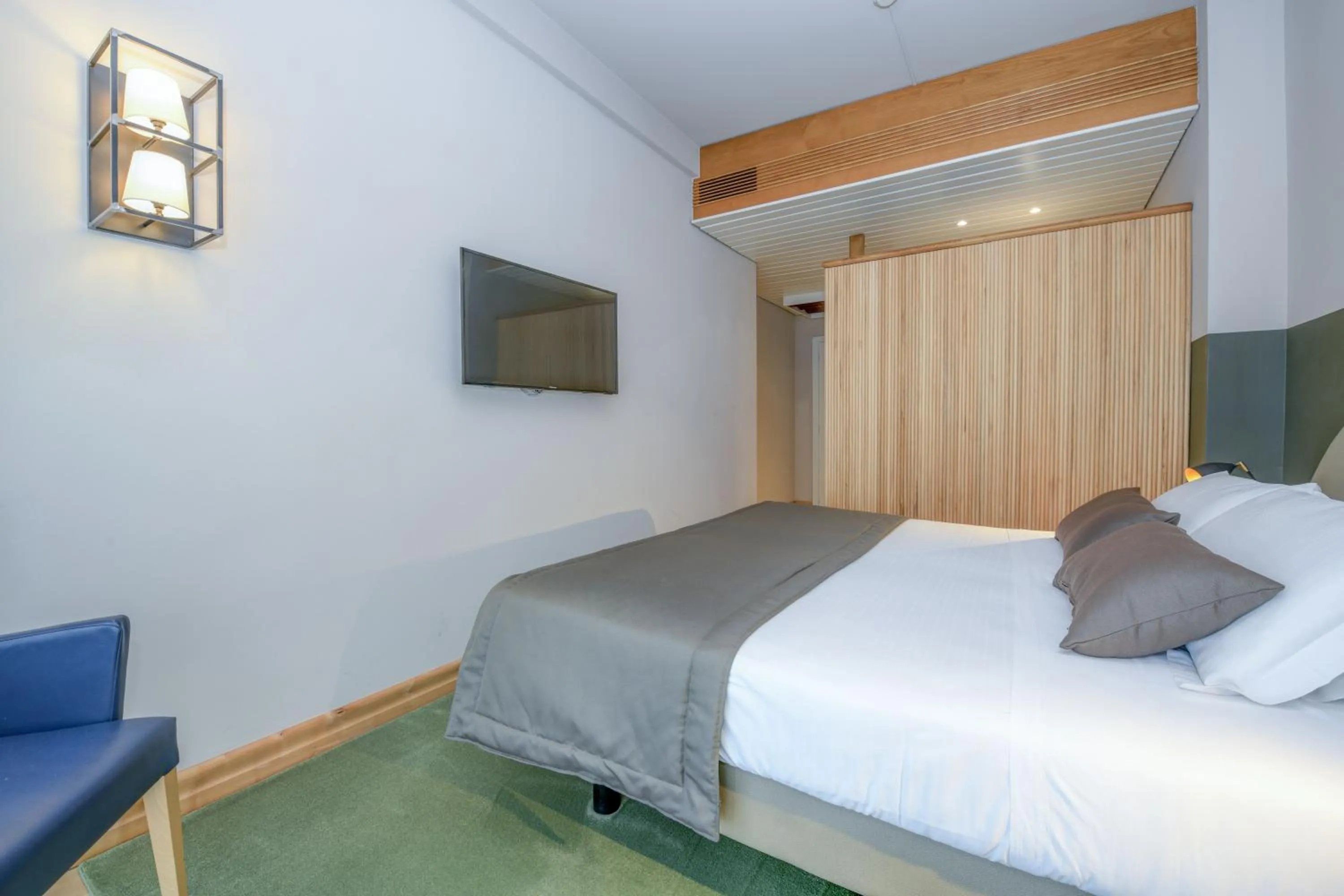 Photo of the whole room, Bed in Hotel City