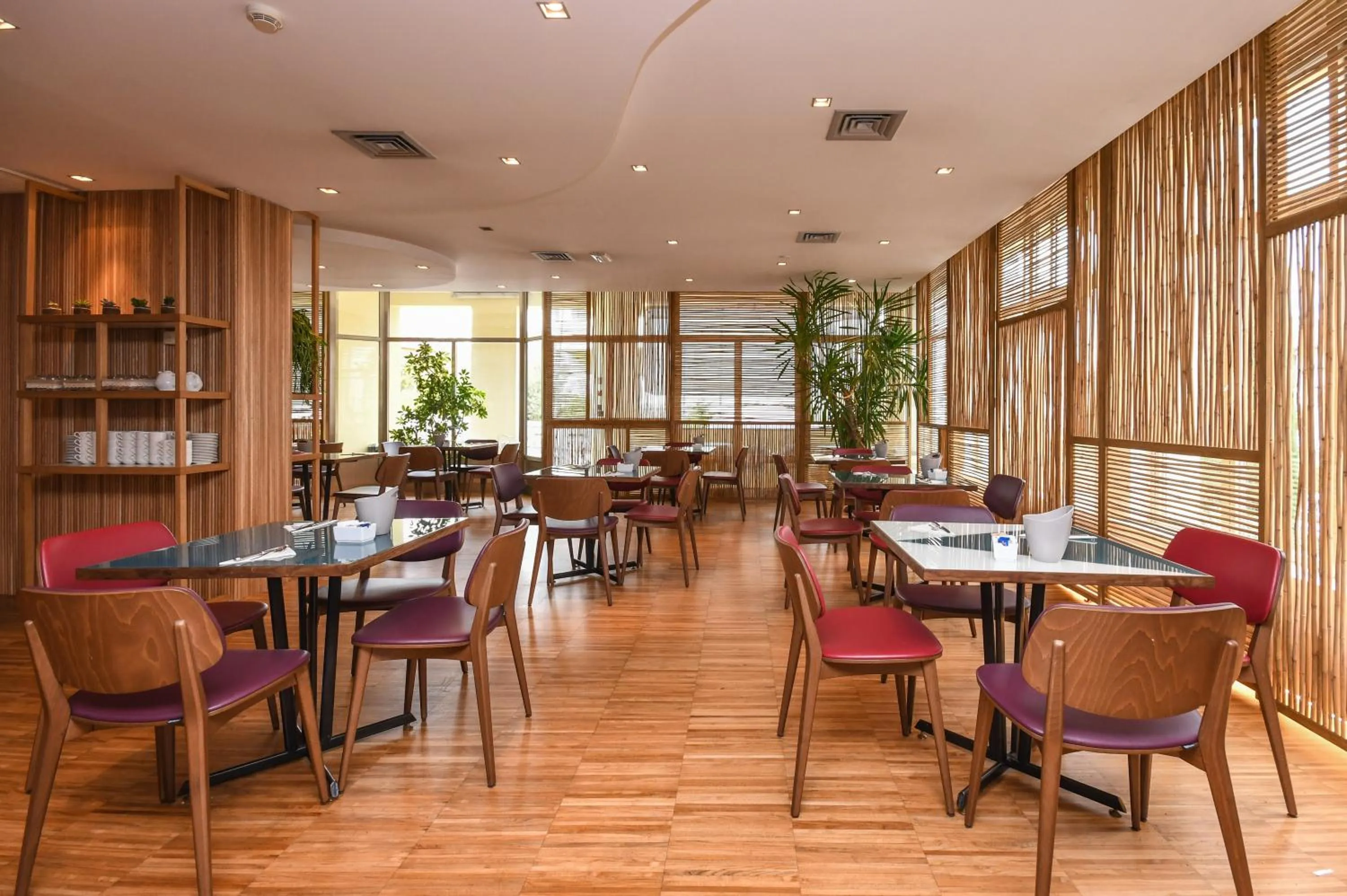 Restaurant/places to eat in Hotel City