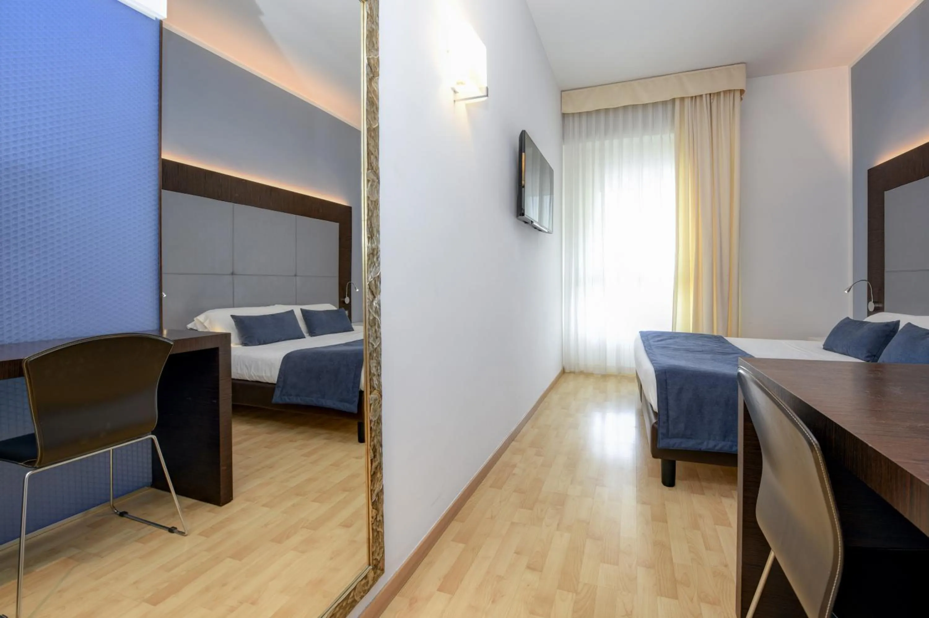 Photo of the whole room, Bed in Hotel City