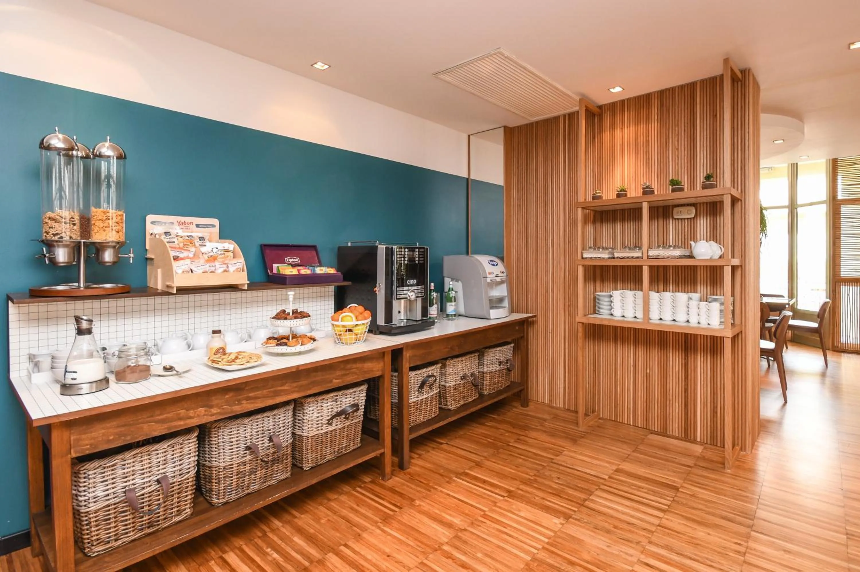 Restaurant/places to eat in Hotel City