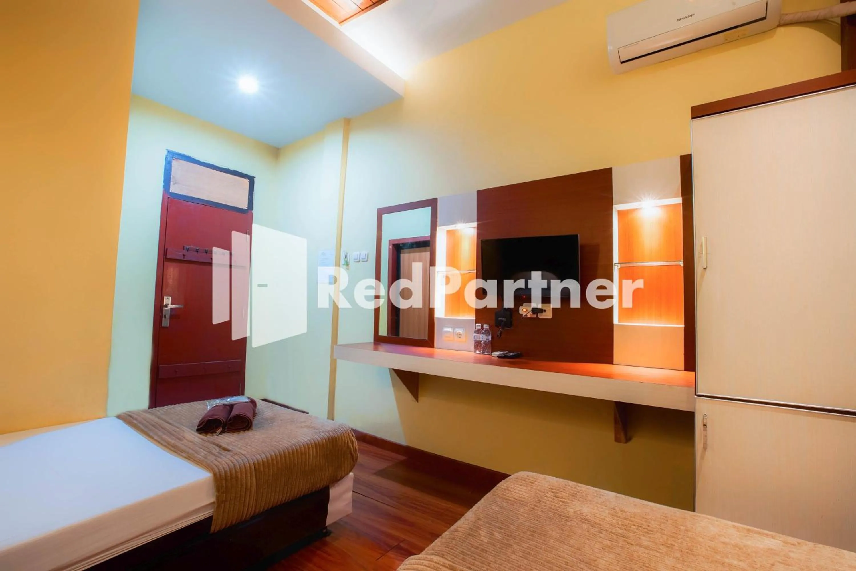 Photo of the whole room, Bed in Hatta Guest House Syariah near Hayam Wuruk Jelutung Mitra RedDoorz