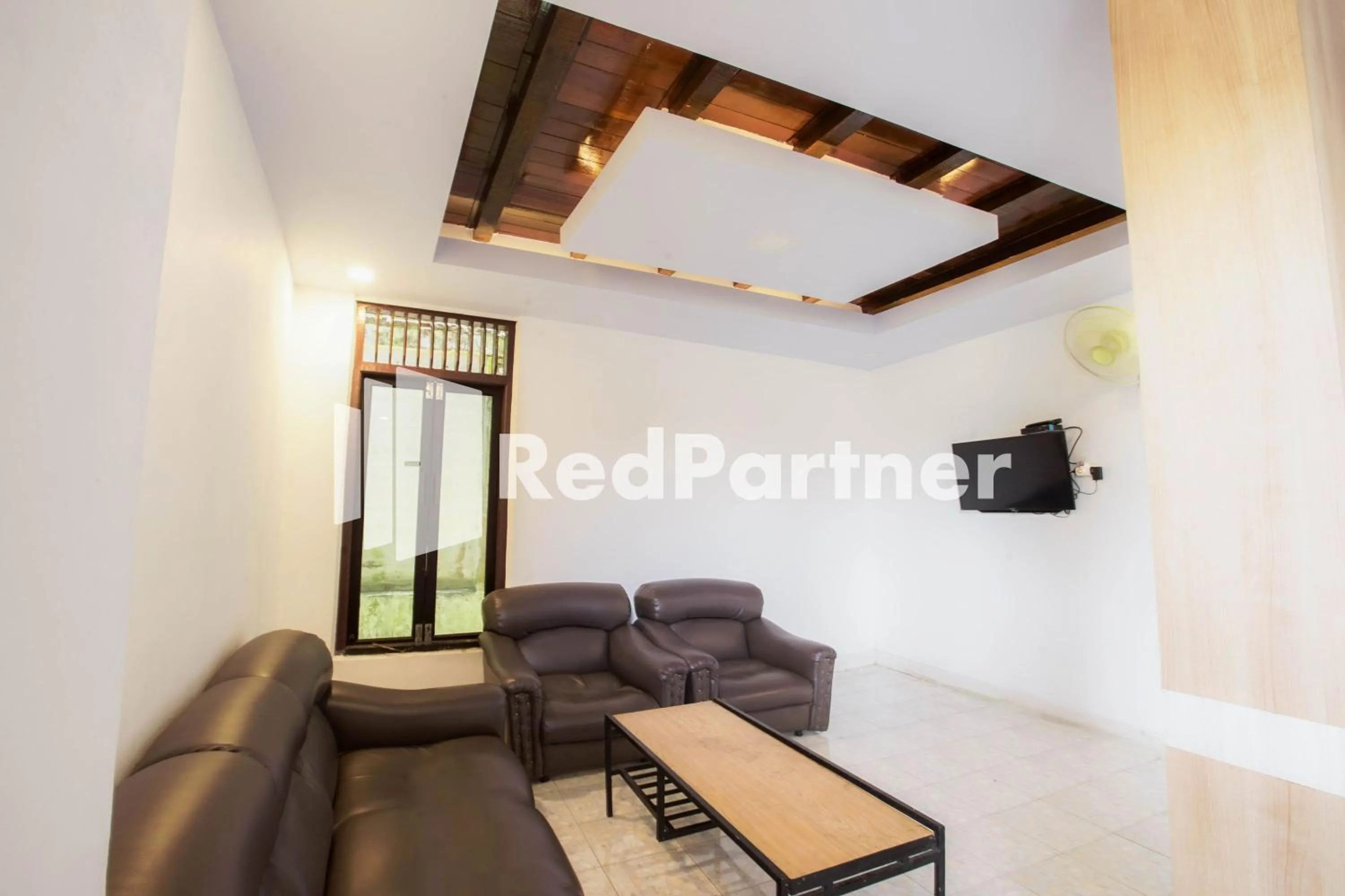 Living room in Hatta Guest House Syariah near Hayam Wuruk Jelutung Mitra RedDoorz