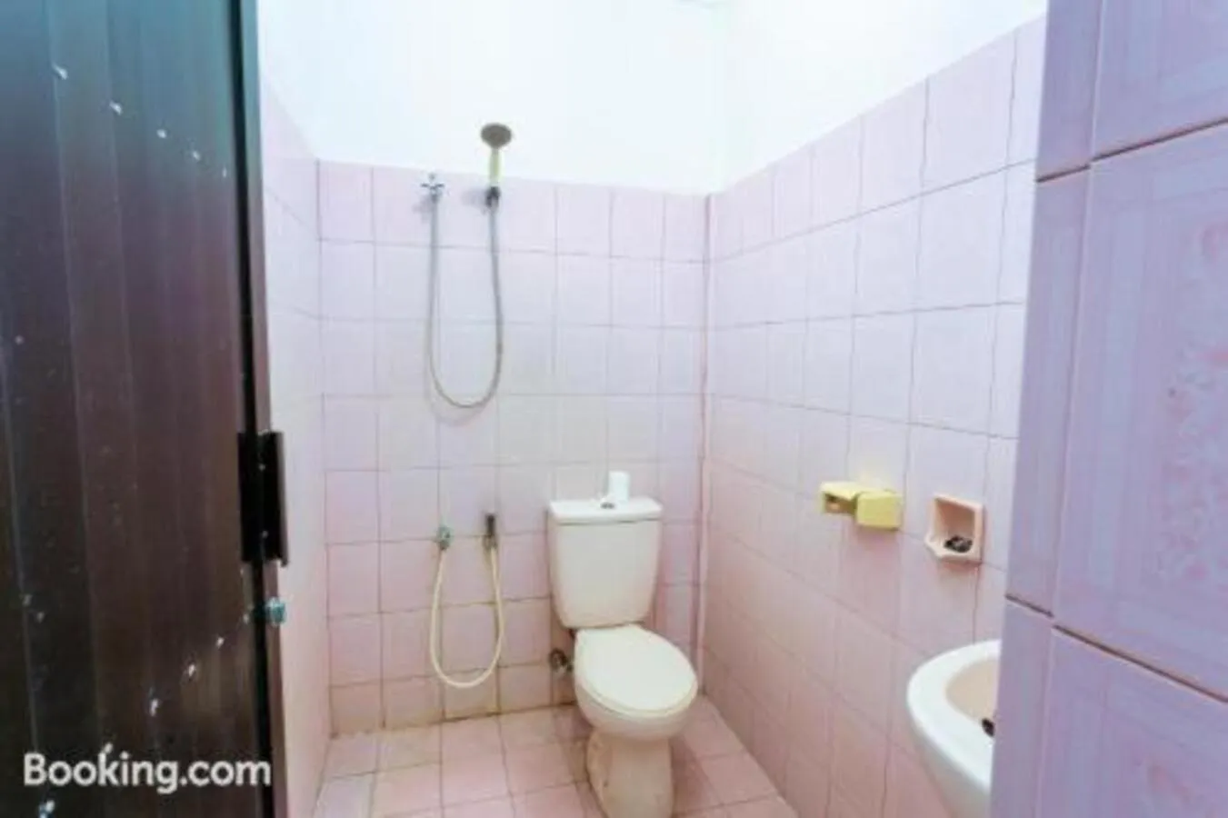 Bathroom in Segara Sadhu Inn Kuta by ecommerceloka