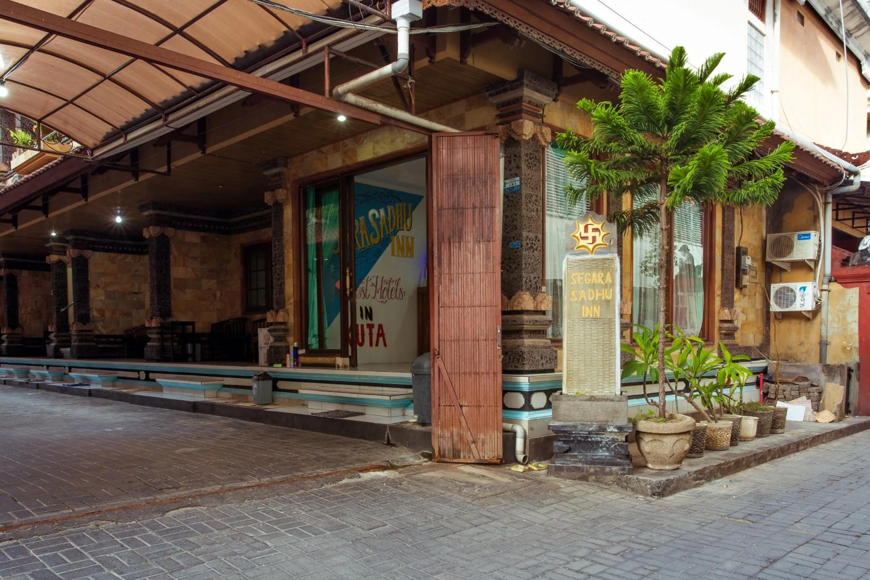 Facade/entrance in Segara Sadhu Inn Kuta by ecommerceloka