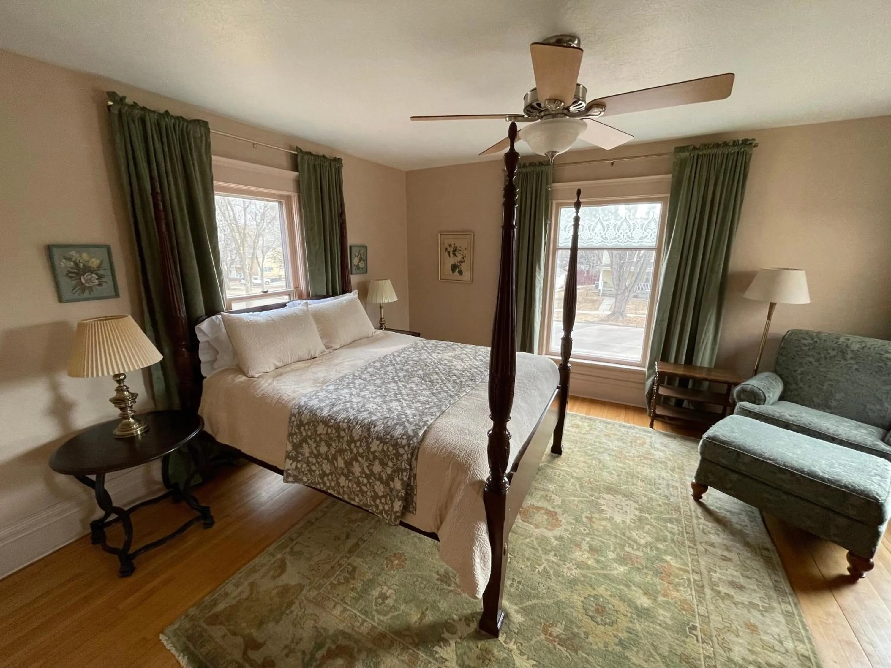 Bedroom, Bed in Old Town Inn