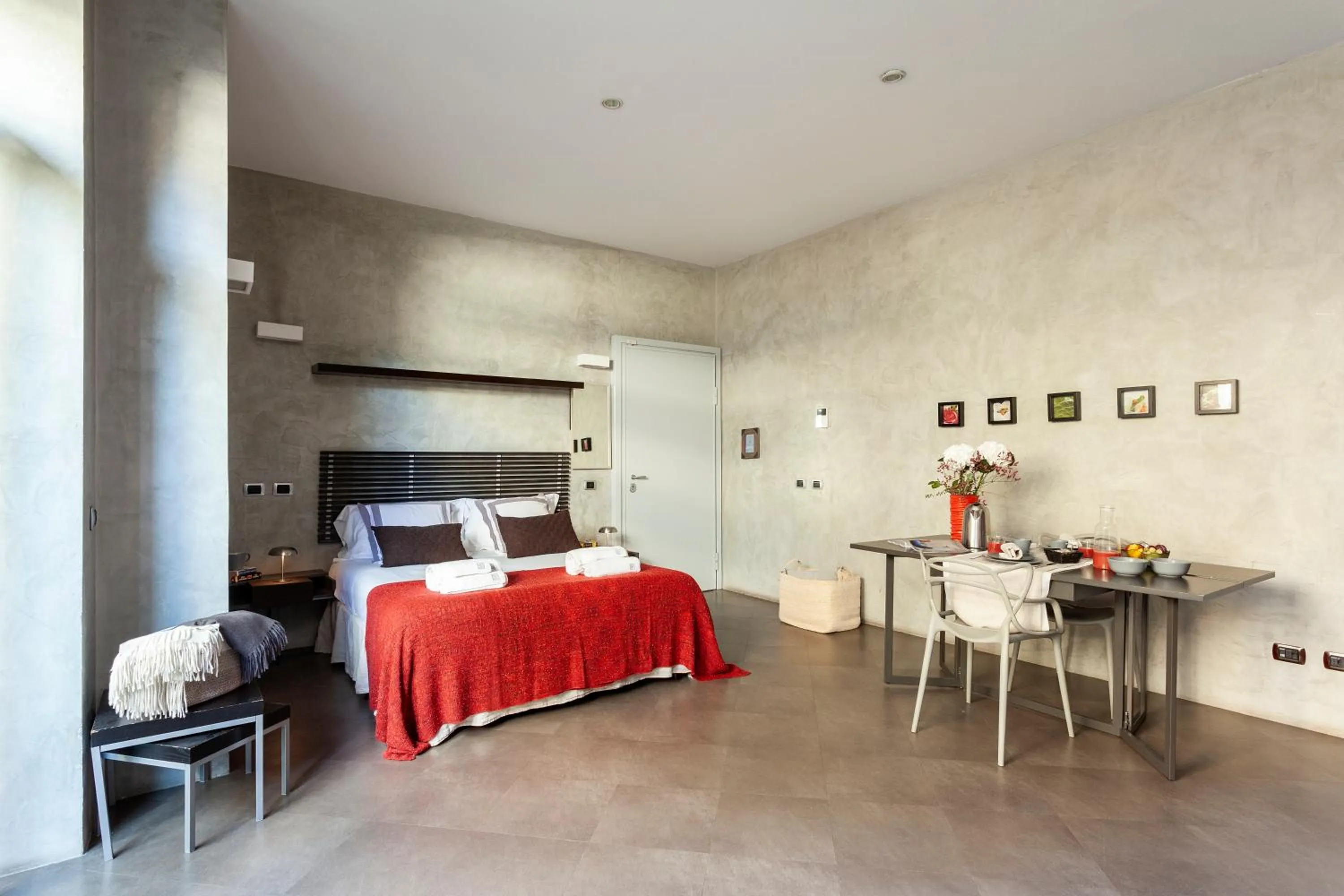 Photo of the whole room, Bed in San Babila Suite