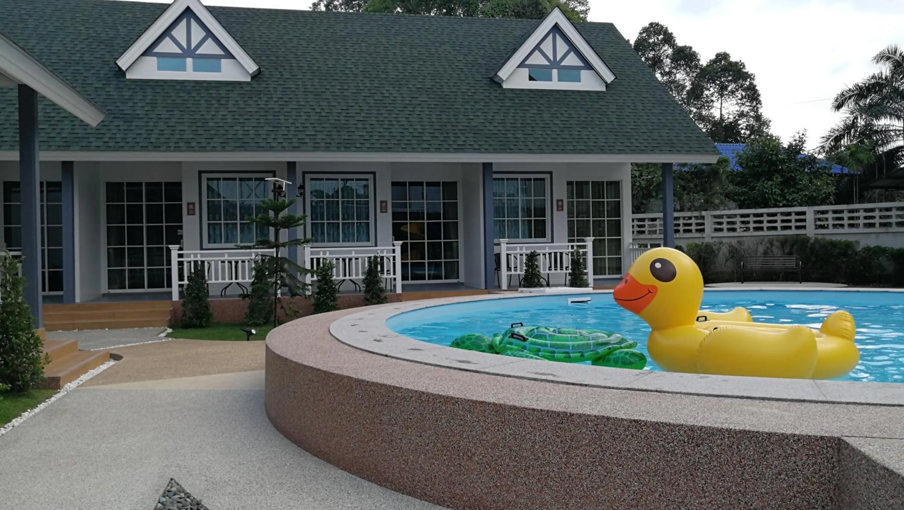 Swimming pool in English Resotel : อิงลิช รีโซเทล